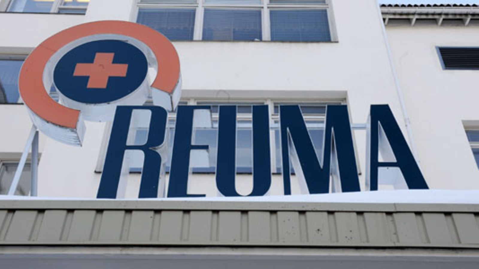 Heinolan reumasairaala 24. maaliskuuta 2010. Reumasäätiö suunnittelee hakeutumista konkurssiin. Konkurssin myötä Heinolassa sijaitsevan Reuman sairaalan hoidot ilmeisimmin päättyisivät vieden samalla lähes 300 työpaikkaa. Kuvassa pääsisäänkäynti.