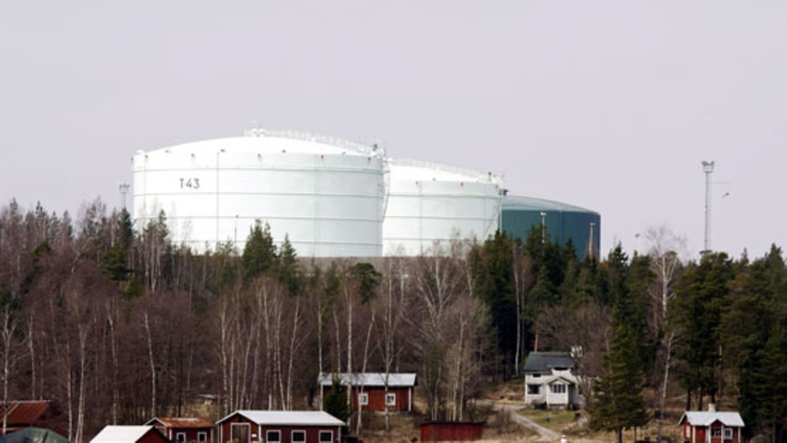 Neste Oilin öljynjalostamo kuvattuna Kilpilahdelta Porvoossa 29. huhtikuuta 2009 (Lehtikuva)