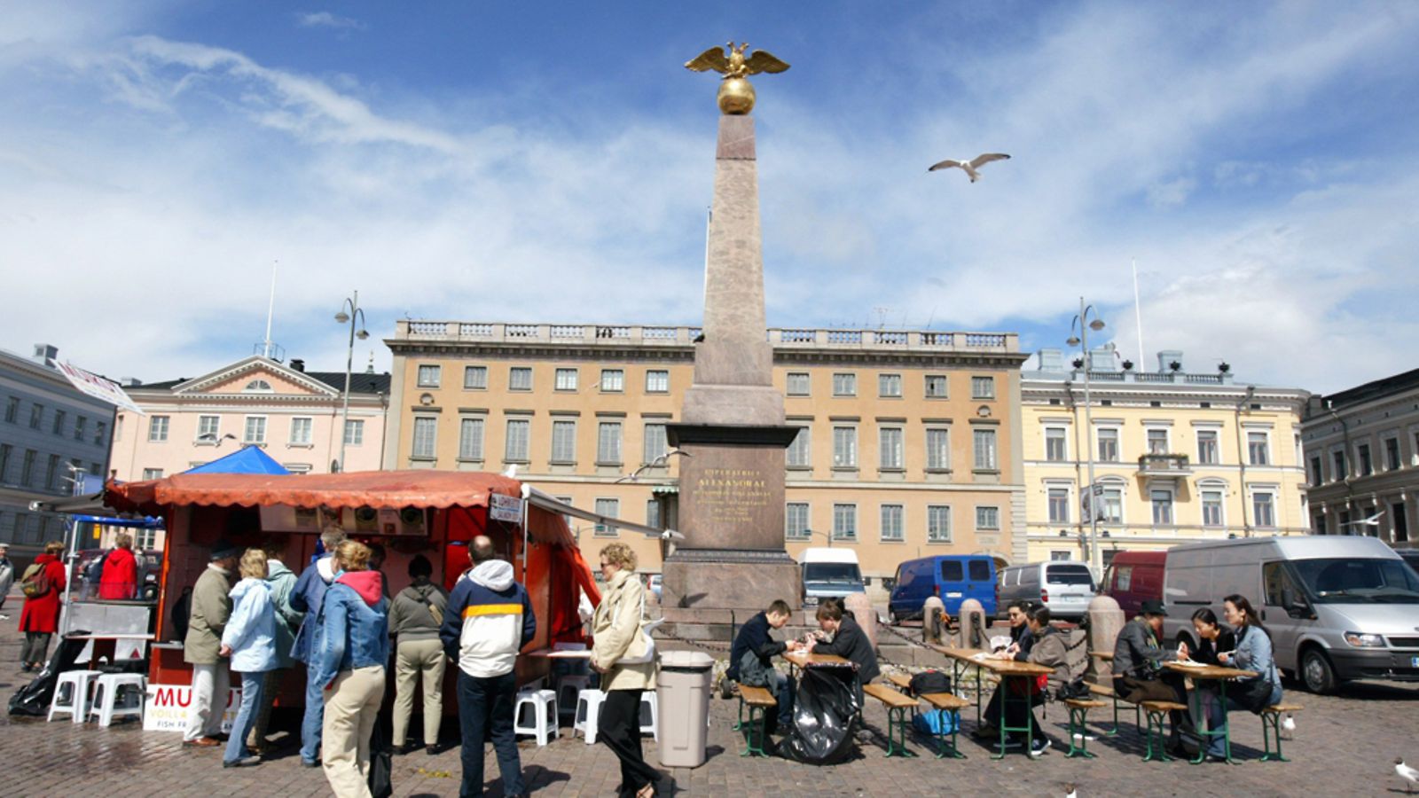 Ruotsin Helsingin suurlähetystö sijaitsee Kauppatorilla.