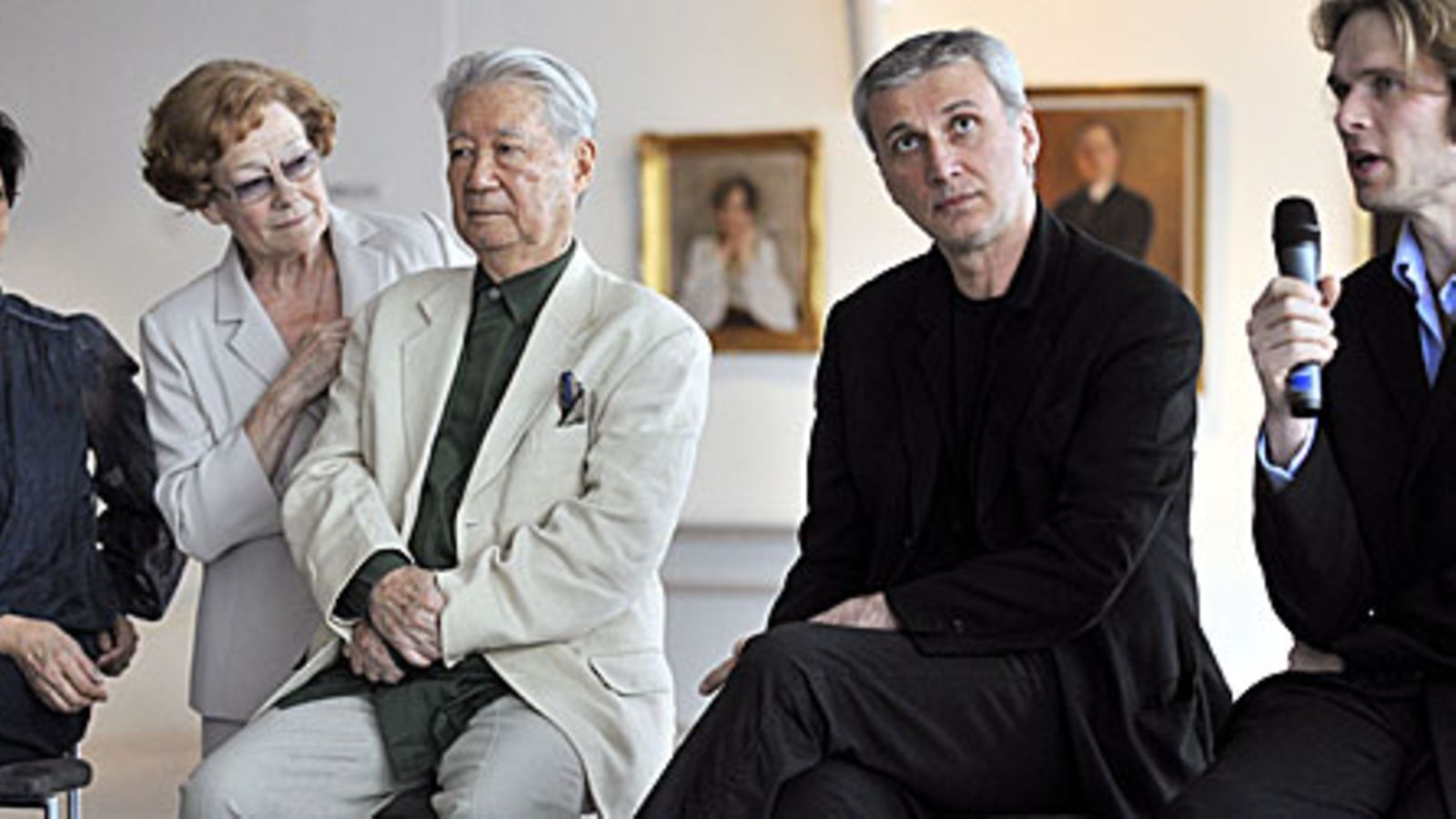 Tuomari Zhao Ruheng (vas.), järjestelytoimikunnan puheenjohtaja Doris Laine, tuomarit Kenji Usui ja Makharbek Vaziev sekä tuomariston puheenjohtaja Kenneth Greve Helsingin kansainvälisen balettikilpailun tiedotustilaisuudessa Helsingissä 2. kesäkuuta 2009. Kuva: Lehtikuva