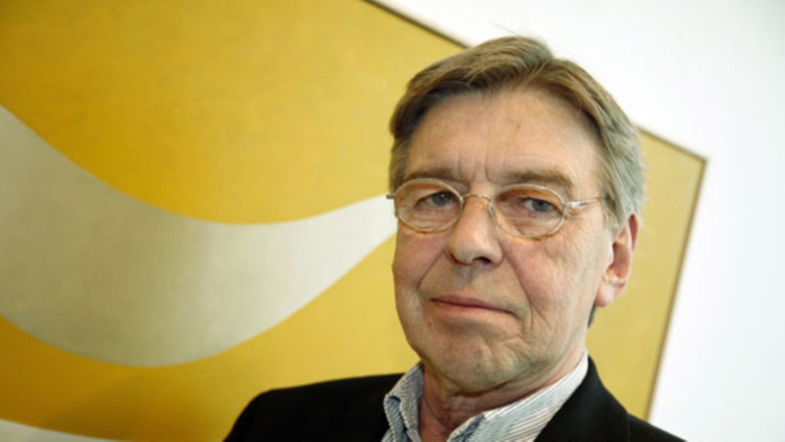 Taiteilija Juhana Blomstedt näyttelyssään Galerie Anhavassa Sanomatalossa Helsingissä 5. lokakuuta 2007. Näyttelytilassa julkistettiin Timo Valjakan Blomstedtista kirjoittama 70-vuotisjuhlaikirja. Takana osa teoksesta Clio vuodelta 2007.