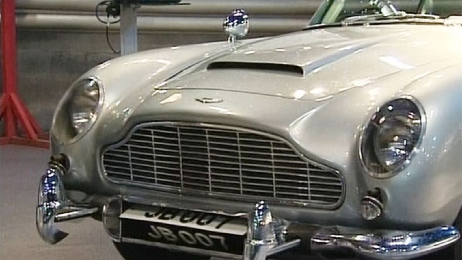 James Bondin 1960-luvun erikoisvarusteltu auto Aston Martin DB5 huutokaupataan. Kuva: AP
