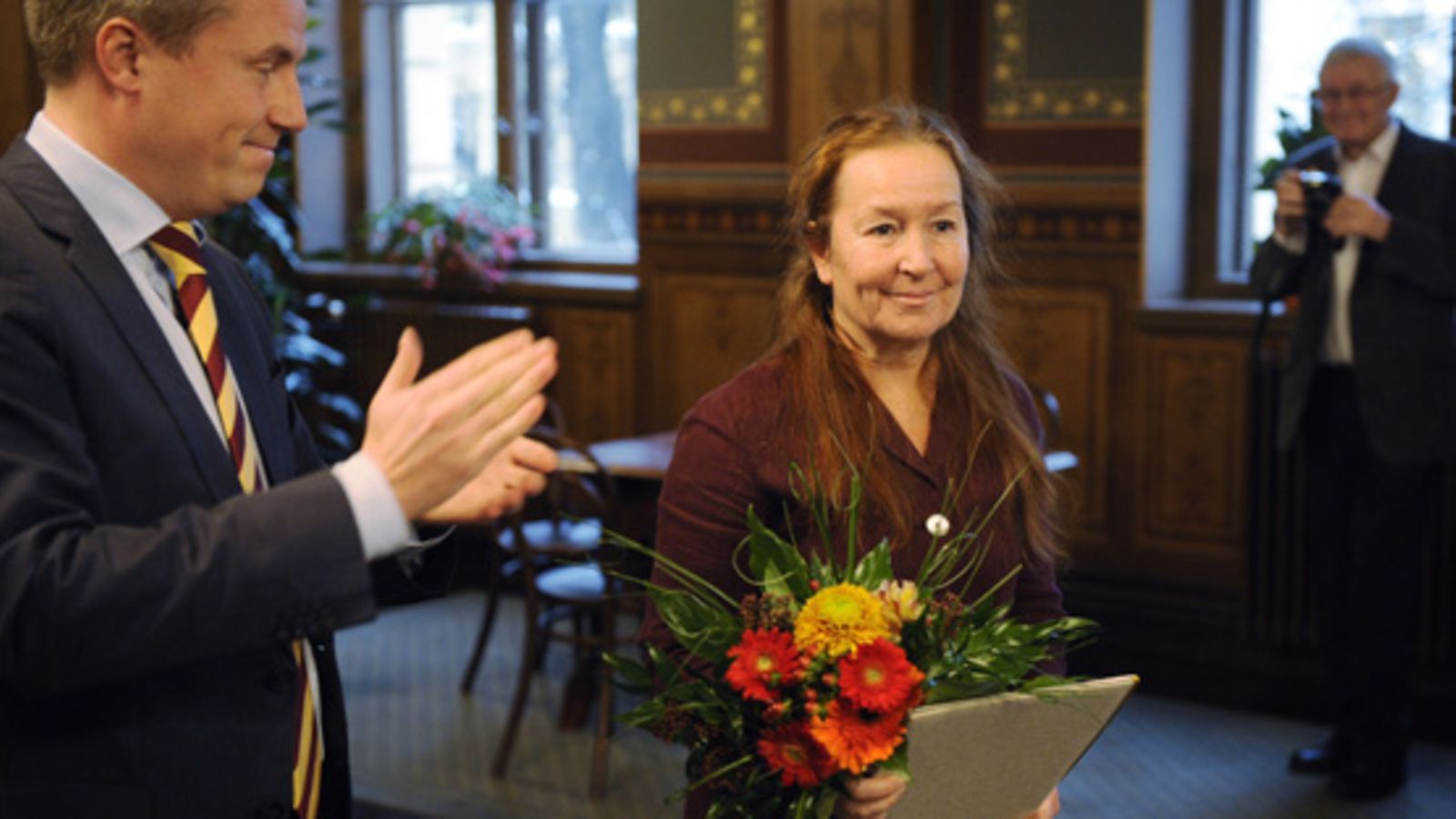 Seija Metsärinne vastaanotti Skärgårdsteaternille myönnetyn näyttämötaiteen valtionpalkinnon Helsingissä 22. marraskuuta 2010. (Lehtikuva)