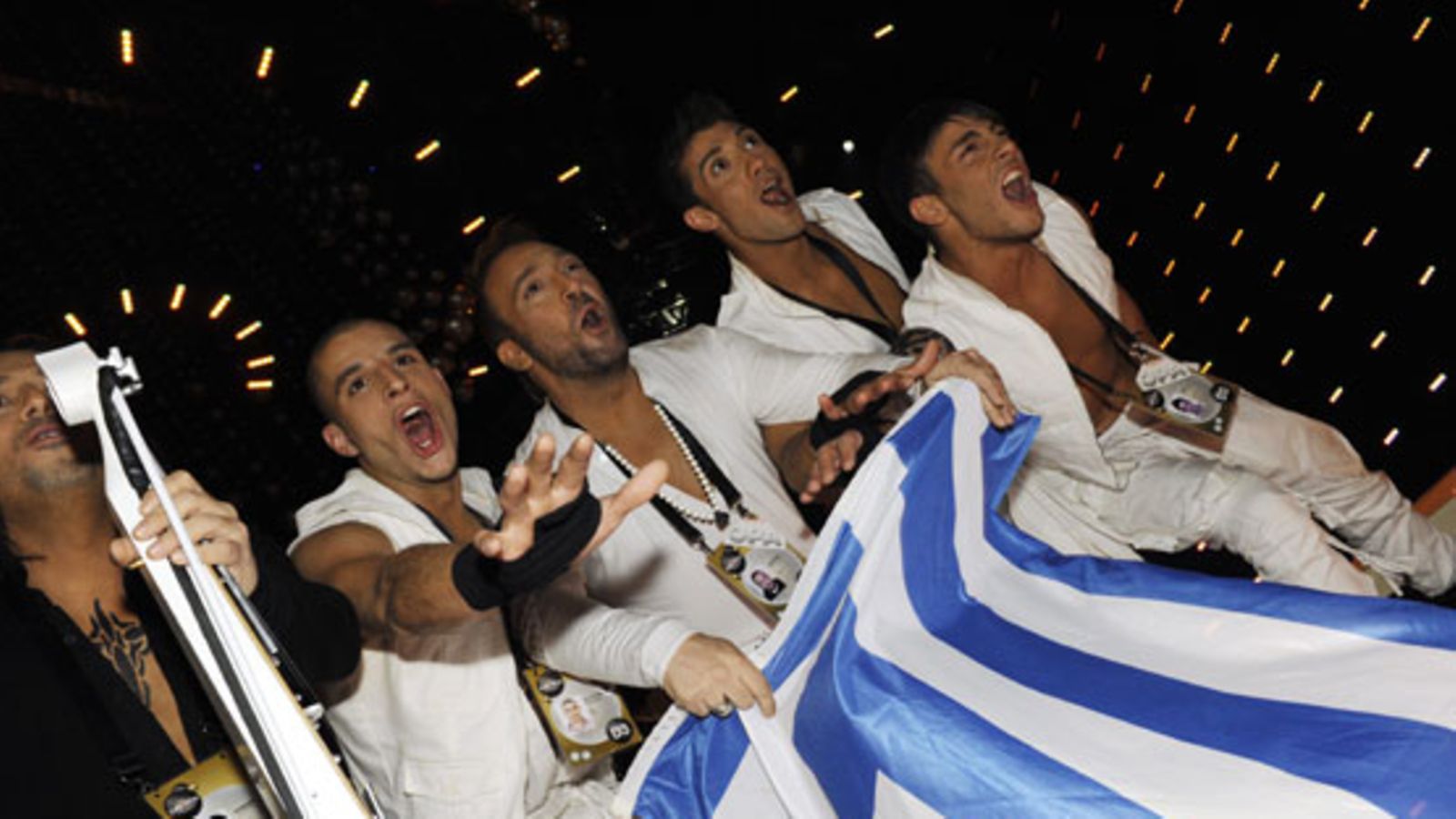 Eurovision laulukilpailun ensimmäisen semifinaalin kymmenen parasta, mukana KreikanGeorgios Alkaiois juhli lavalla 25, toukokuuta 2010