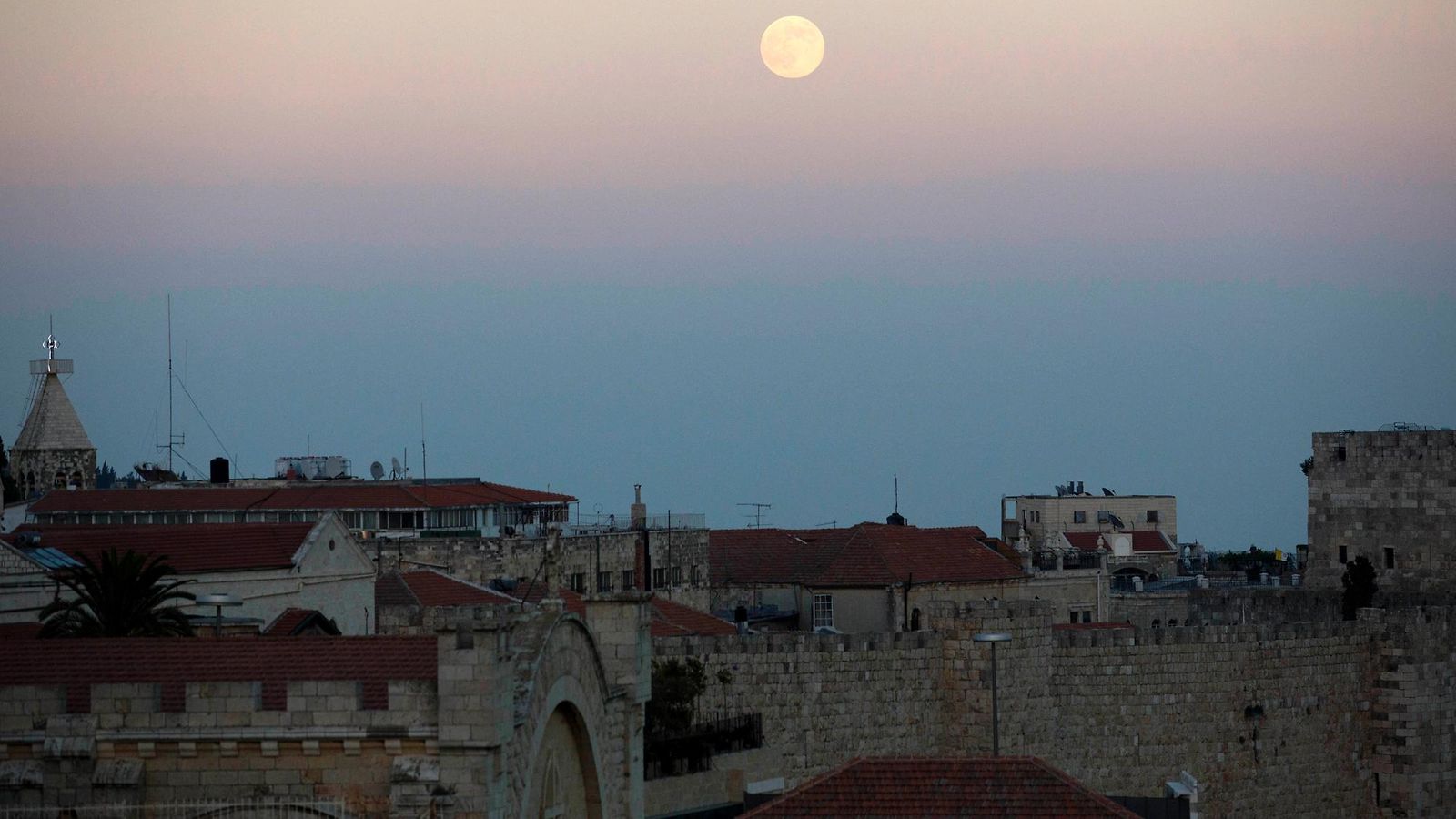 Superkuu Jerusalemissa Israelissa 10. elokuuta 2014.