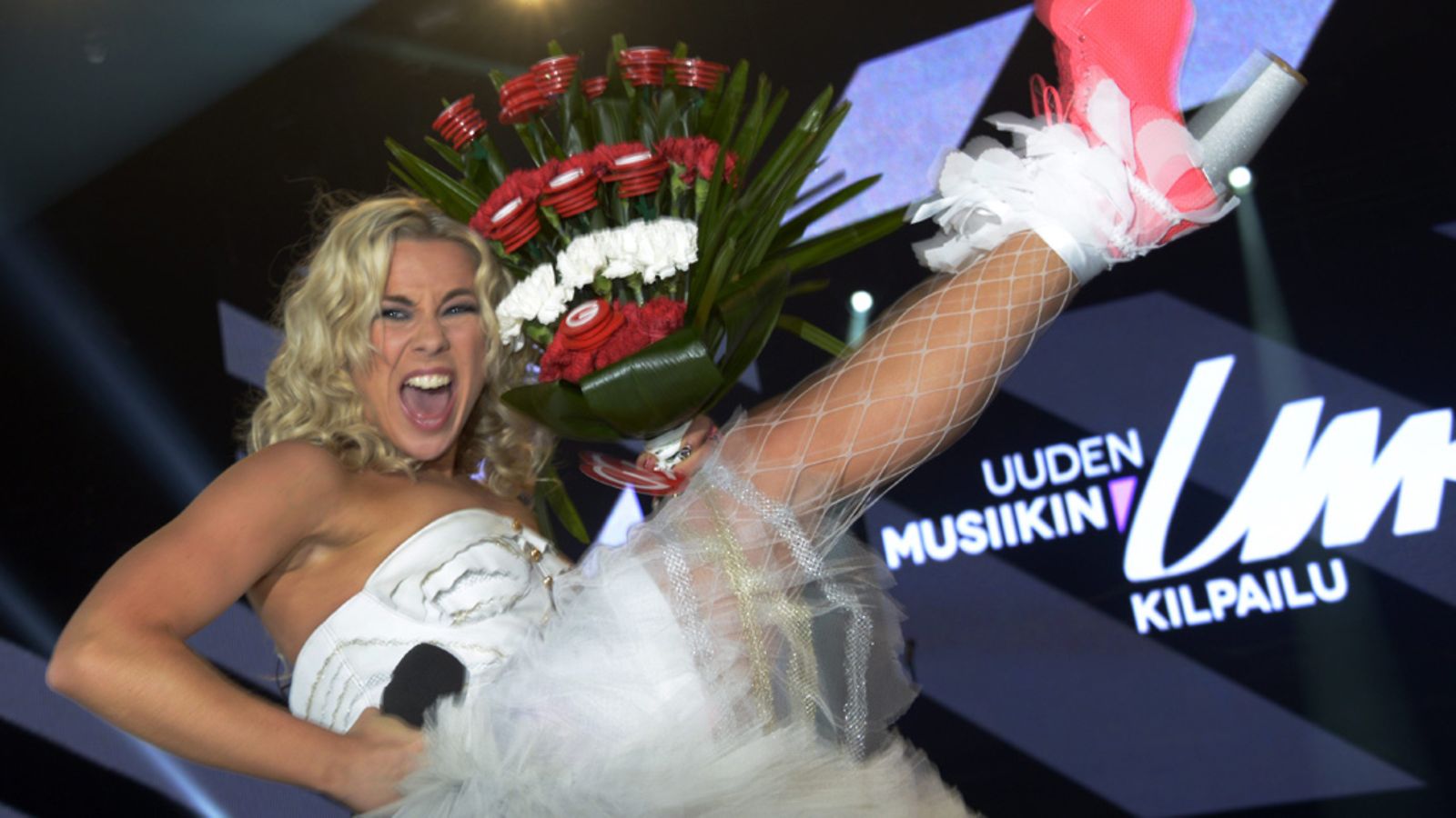 Suomen euroviisuedustajaksi valittu Krista Siegfrids tuulettaa.