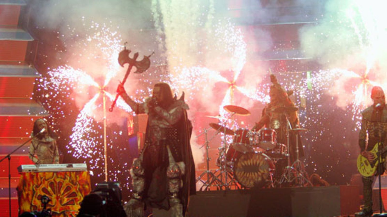 Lordi ja pyrotekniikkaa Ateenassa 2006. Kuva: Lehtikuva