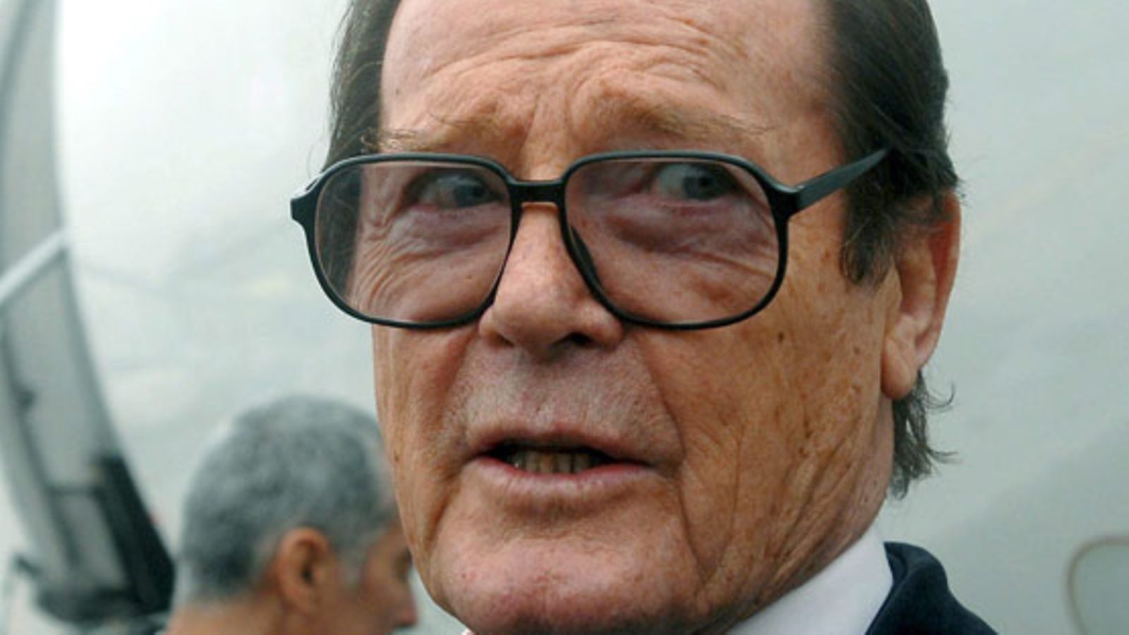 Roger Moore Budapestin lentokentällä marraskuussa 2006. EPA