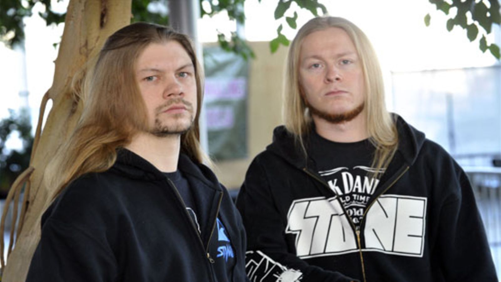 Stam1nan Antti Hyyrynen (oik.) ja Emil Lähteenmäki 10. helmikuuta. Suomalainen ja suomenkielinen hevimetalliyhtye Stam1na (Lehtikuva)
