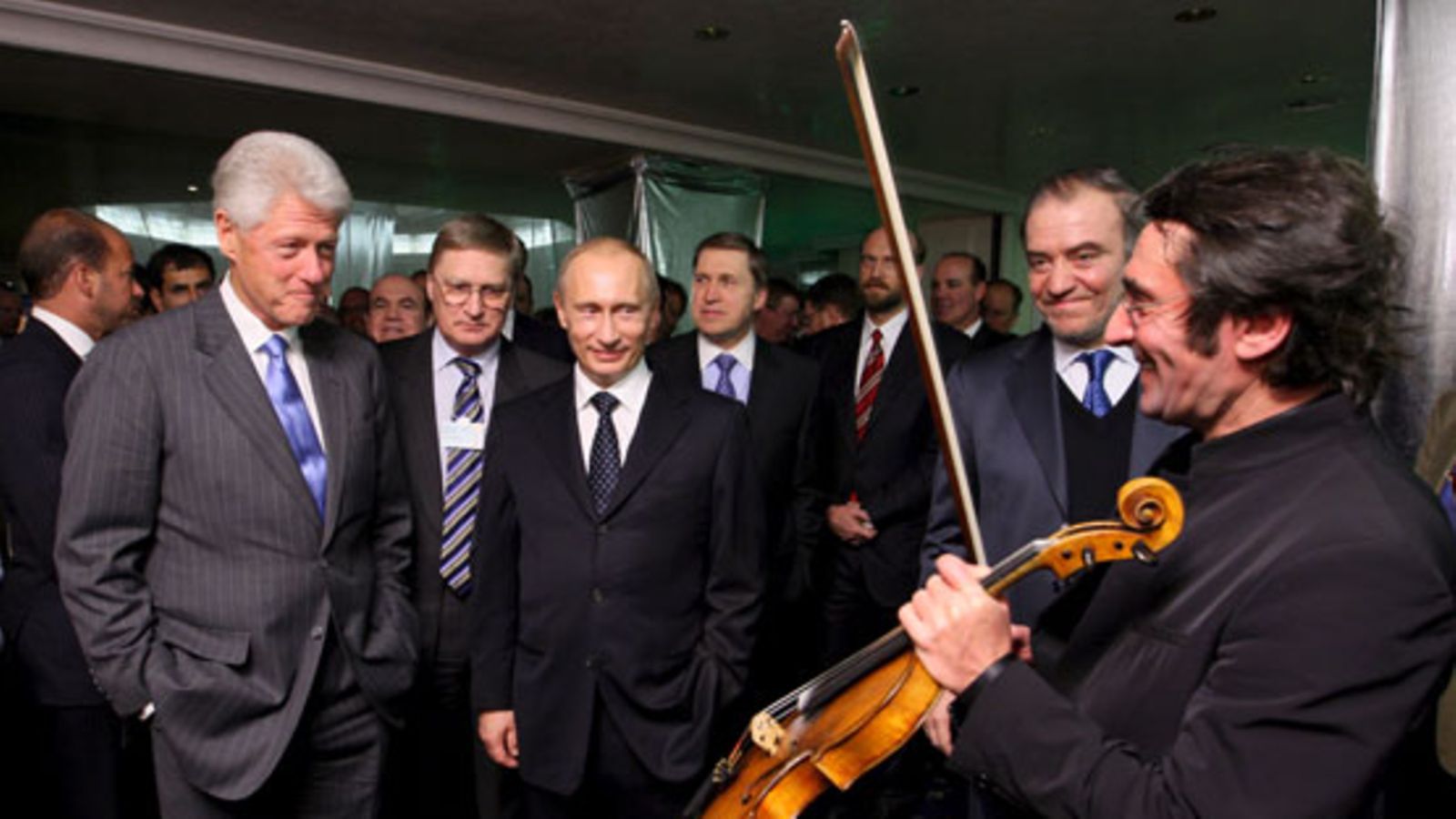 Viulisti Juri Bashmet esitteli soivannäköistä peliään Bill Clintonille, Vladimir Putinille ja kumppaneille maailman talousfoorumissa Sveitsissä tammikuussa 2009. EPA