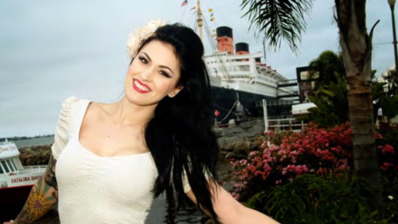 Burleskitaiteilija LouLou D'Vil taustanaan valtamerialus Queen Mary