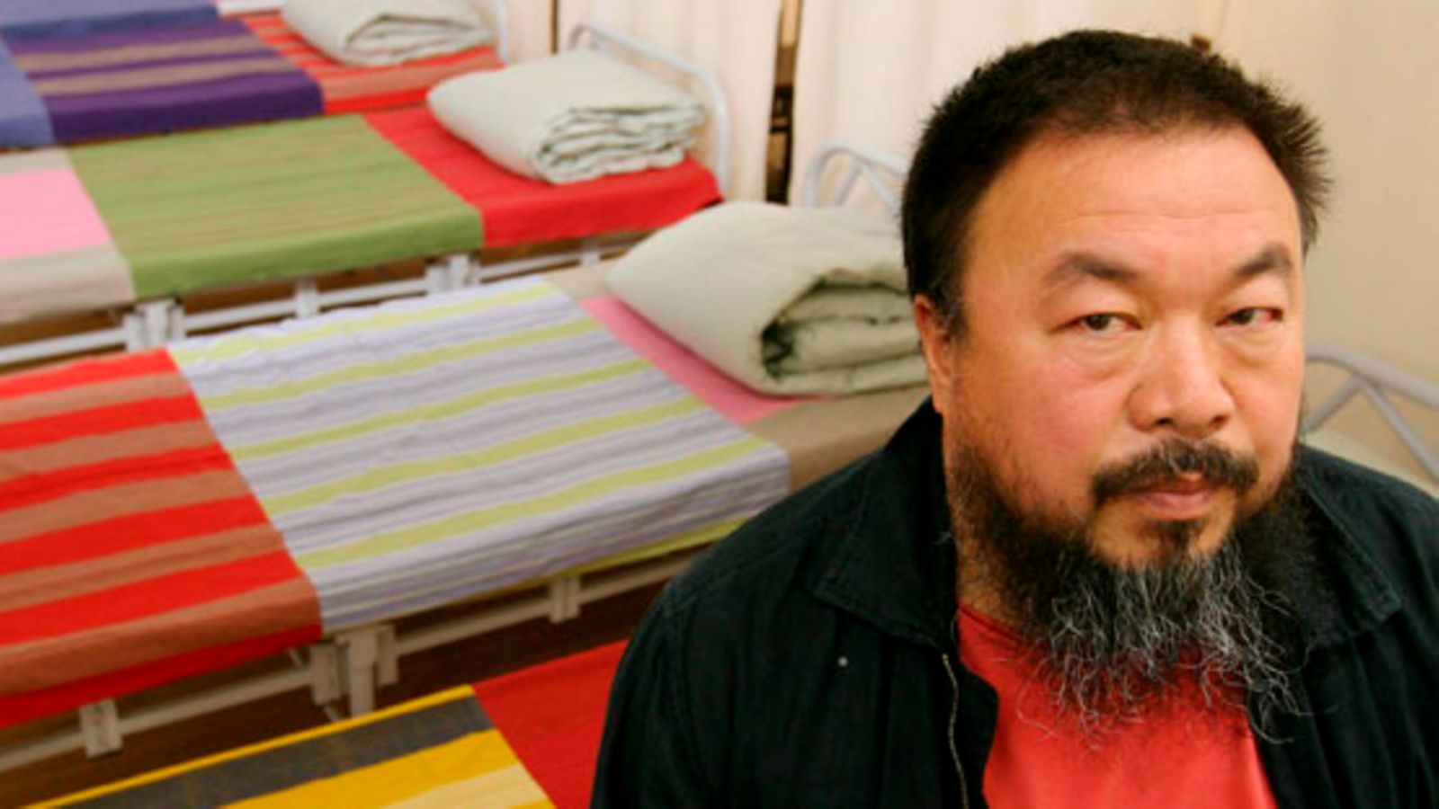 Kiinalainen taiteilija Ai Weiwei installaationsa lavasteissa Saksassa vuonna 2007.