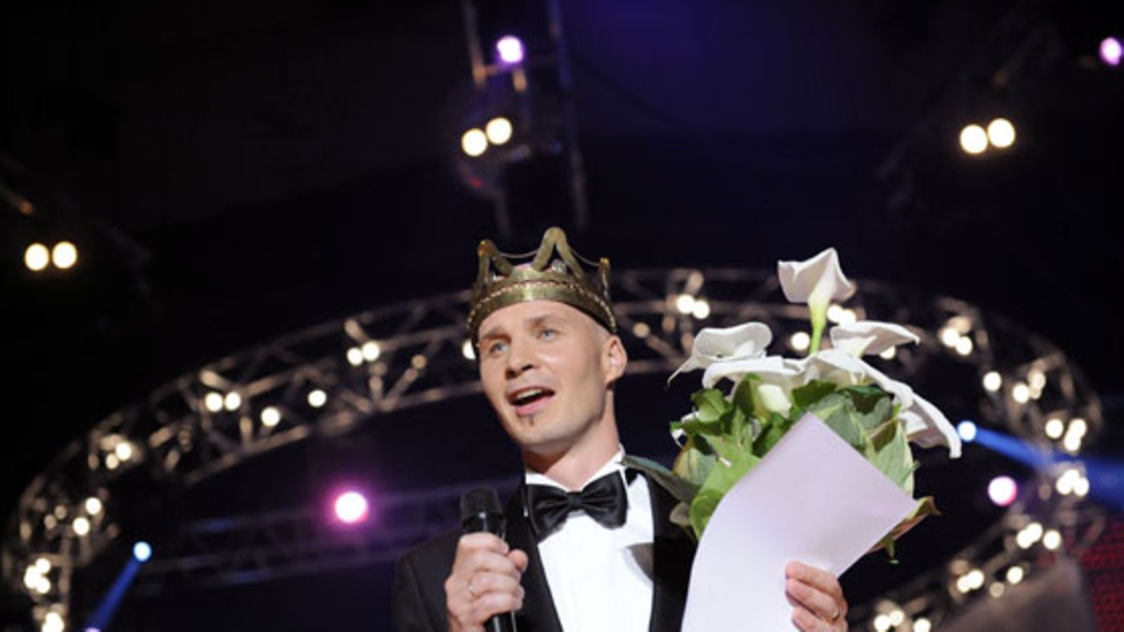 Ilmajokelainen Marko Maunuksela kruunattiin tangokuninkaalliseksi Seinäjoen Tangomarkkinoilla, 10. heinäkuuta 2010. (LEHTIKUVA)