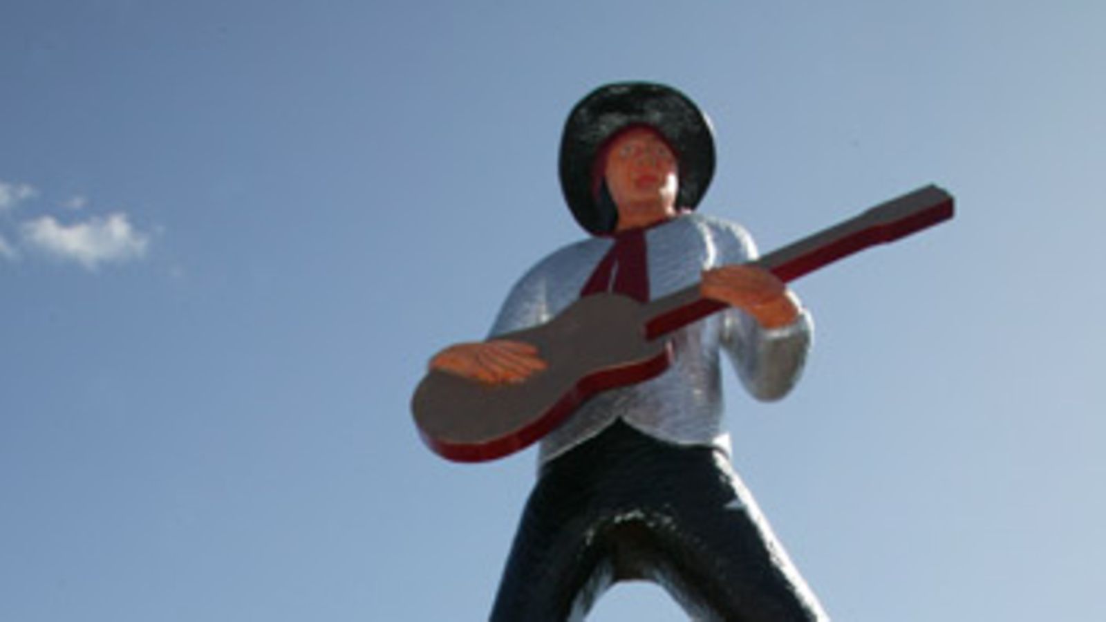 Andy McCoy puupatsaan paljastustilaisuudessa Pelkosenniemellä 25. heinäkuuta 2009.