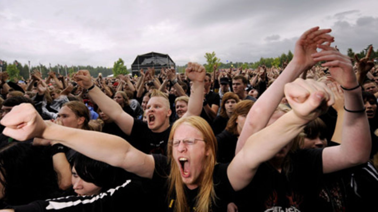 Yleisöä Turisas -yhtyeen keikalla Sonisphere -festivaalilla Porissa 25. heinäkuuta 2009