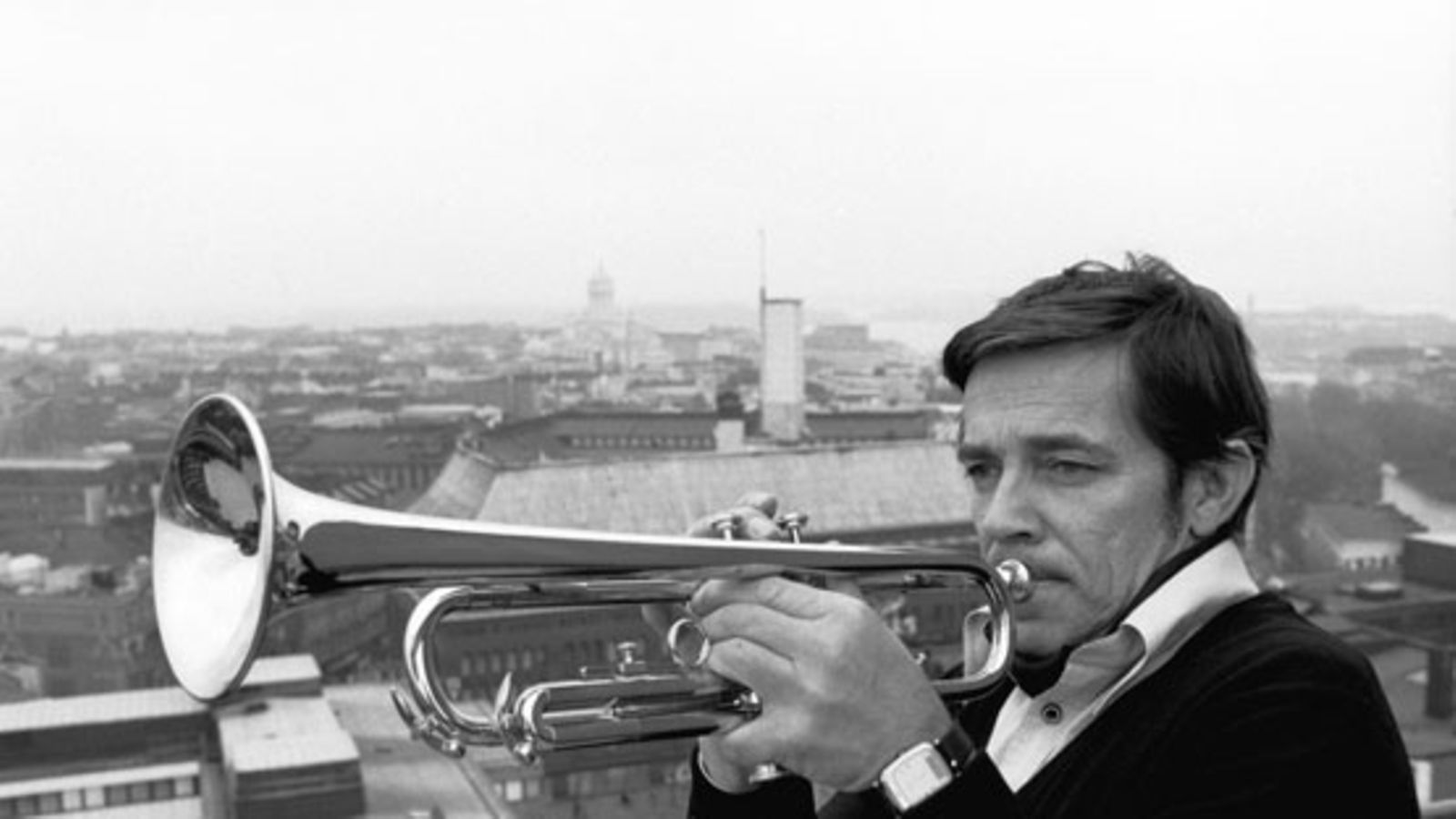 Trumpetisti Jörgen Petersen soittaa Ravintola Tornin terassilla 50-vuotisjuhlalevynsä "Kultainen trumpetti" julkaisun aikoihin 1981.