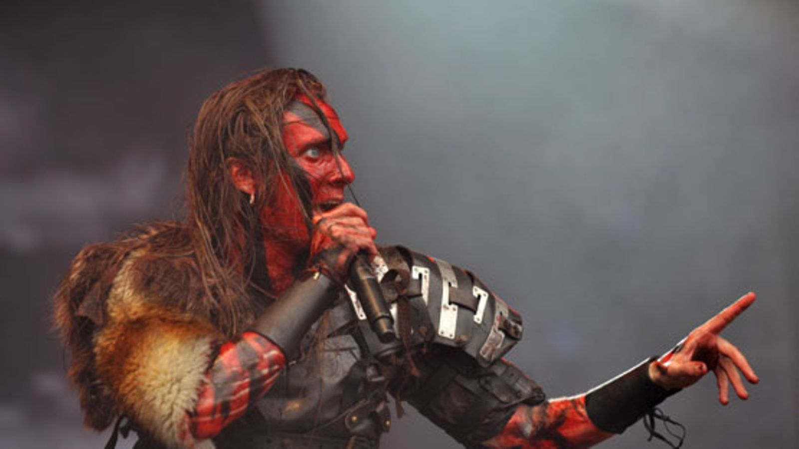 Turisas-yhtye esiintyy Sonisphere-festivaalilla Porissa 25. heinäkuuta 2009. Kuvassa laulaja Mathias Nygård.