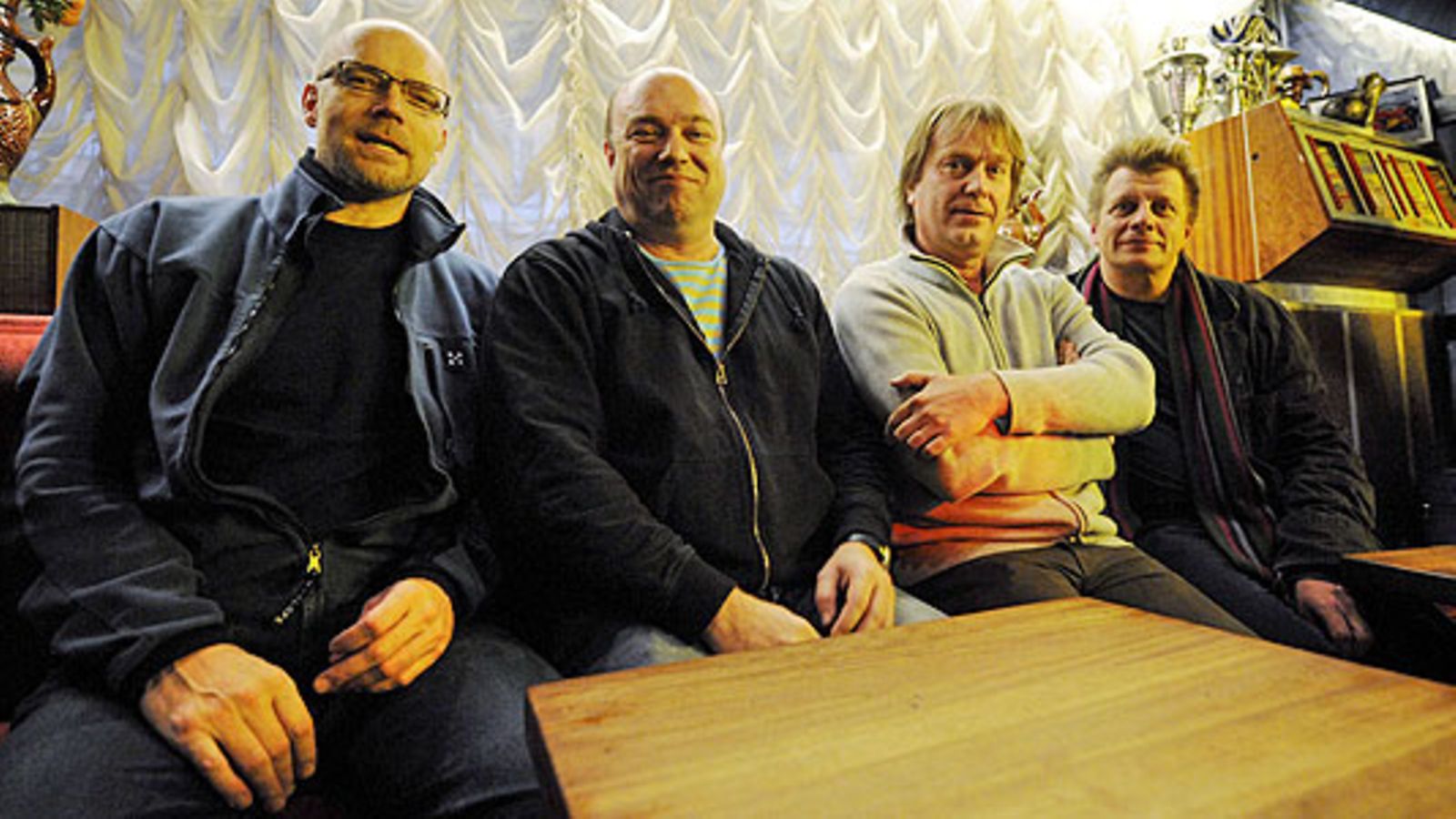 Ohjaaja ja tuottaja Mika Kaurismäki (2.oik.) sekä kolme viisasta miestä eli Kari Heiskanen (vas.), Pertti Sveholm ja Timo Torikka (oik.) elokuvan Kolme viisasta miestä lehdistötilaisuudessa Helsingissä 10. marraskuuta 2008.  LEHTIKUVA