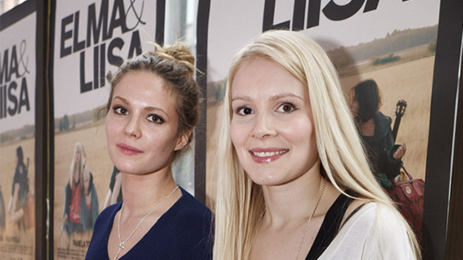 Pihla Viitala (vas.) ja Pamela Tola lyhytelokuvansa Elma ja Liisa lehdistötilaisuudessa Helsingissä 24. maaliskuuta 2011. Tunnetut nuoren polven näyttelijät Viitala ja Tola tekivät elokuvan käsikirjoituksen, debytoivat elokuvaohjaajina ja näyttelivät itse elokuvan pääroolit.