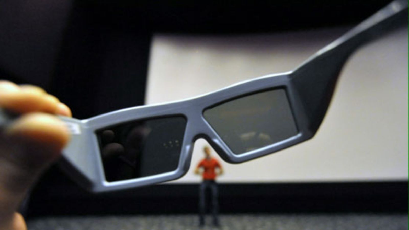 3D-elokuvia katsotaan - ainakin vielä - erikoislaseilla. Nekin lisäävät 3D-elokuvakokemuksen hintaa. (Kuva: Kimmo Mäntylä / Lehtikuva.)