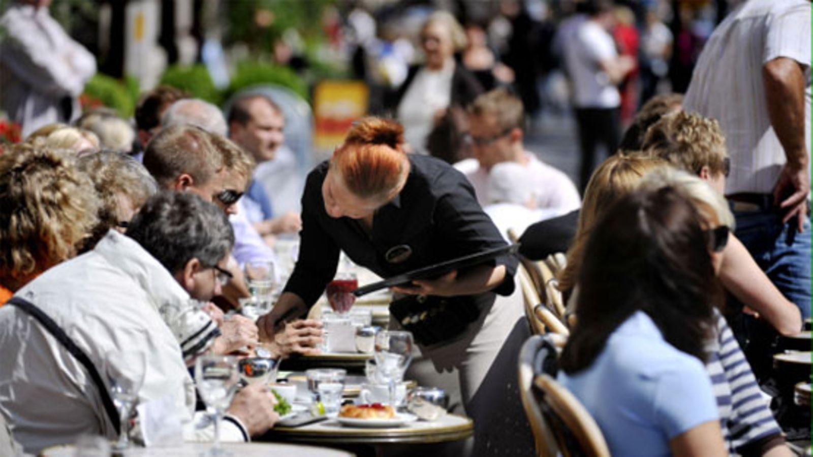 Asiakkaita tavaratalo Stockmannin terassilla Helsingissä. (Kuva: Roni Rekomaa / Lehtikuva.)