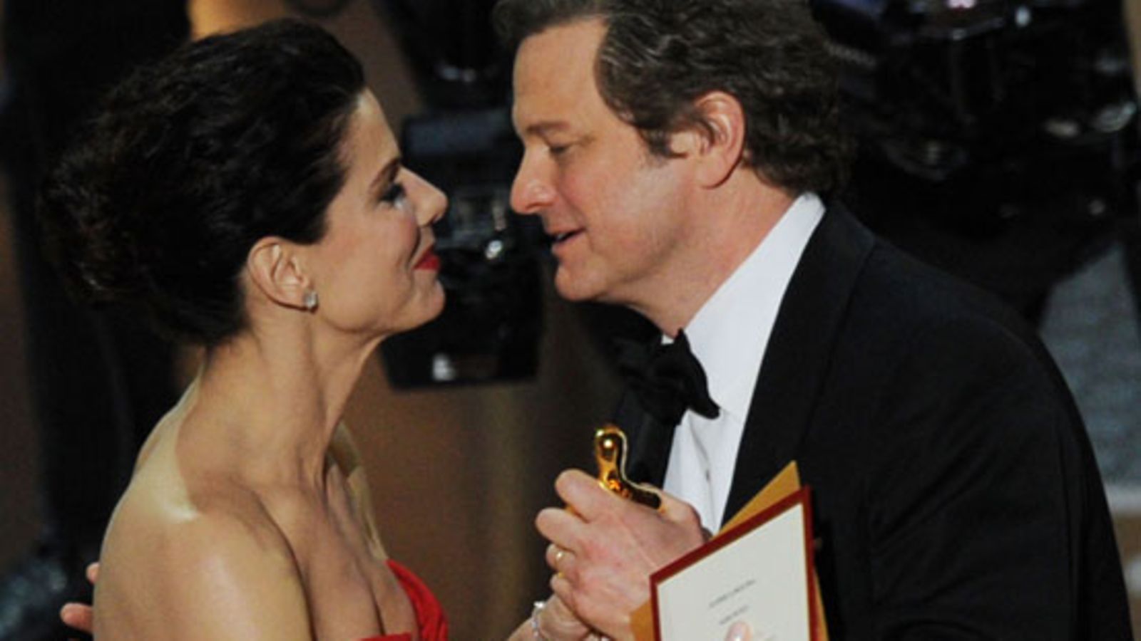 Colin Firth voitti parhaan miespääosan Oscarin roolisuorituksestaan elokuvassa Kuninkaan puhe. Palkinnon jakoi Sandra Bullock.