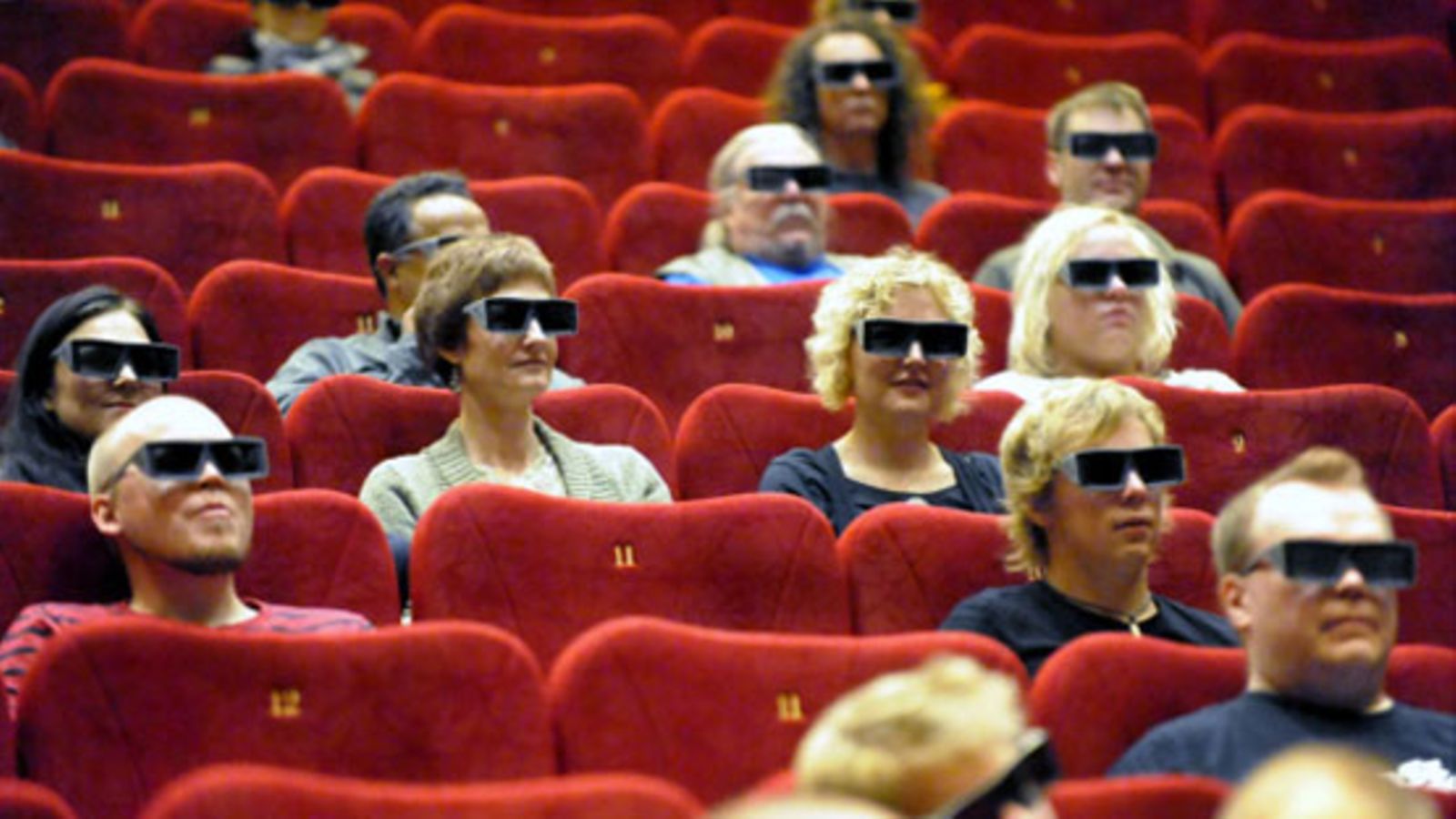 Maailman ensimmäisen kolmiulotteisen ensi-iltaelokuvan, elokuvan Matka maan keskipisteeseen, lehdistönäytös pidettiin uudessa Finnkino Flamingossa Vantaalla 28. elokuuta 2008. (Kuva: Kimmo Mäntylä / Lehtikuva.)
