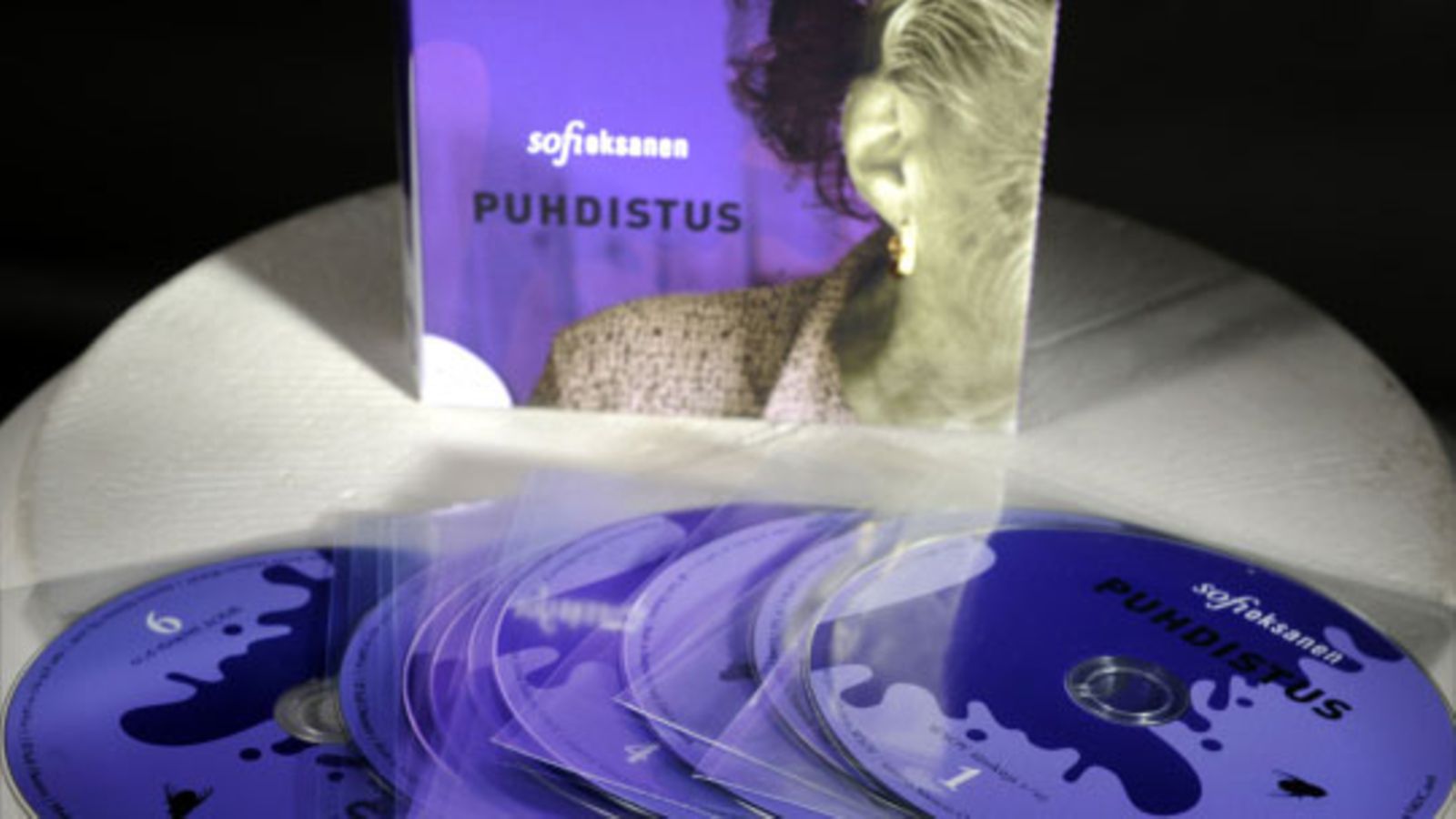 Sofi Oksasen Puhdistus on edelleen toukokuussa Kirjakauppaliiton Mitä Suomi lukee -listan kärjessä. (Kuva: Mikko Stig / Lehtikuva.)