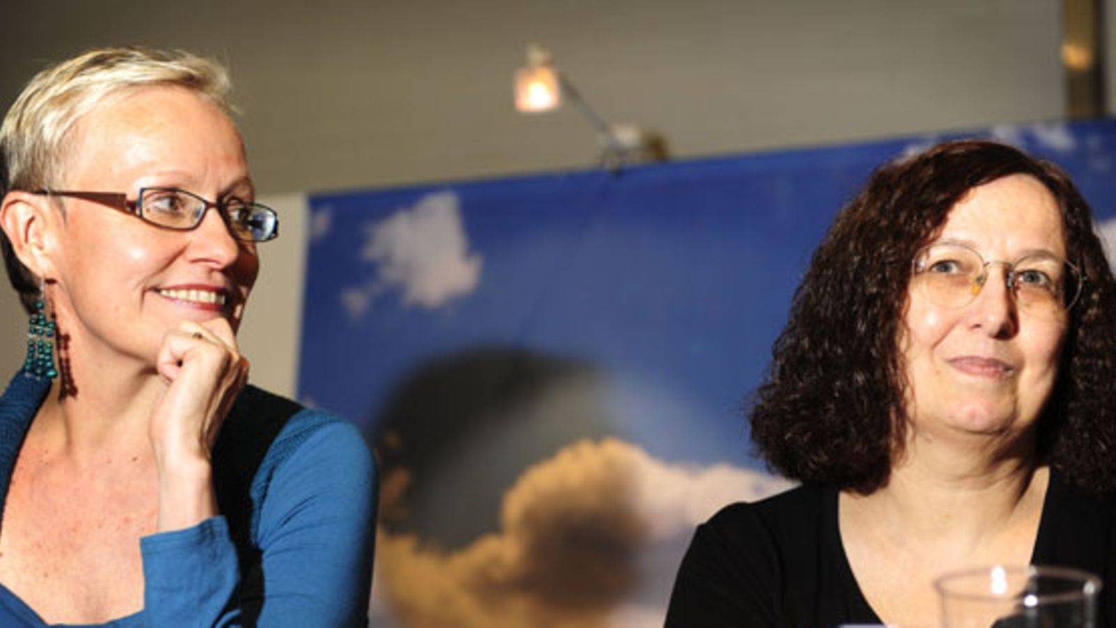 Kirjailija Johanna Sinisalo (vas.) ja kääntäjä Anne Colin du Terrail Helsingin kirjamessuilla 30. lokakuuta 2010.