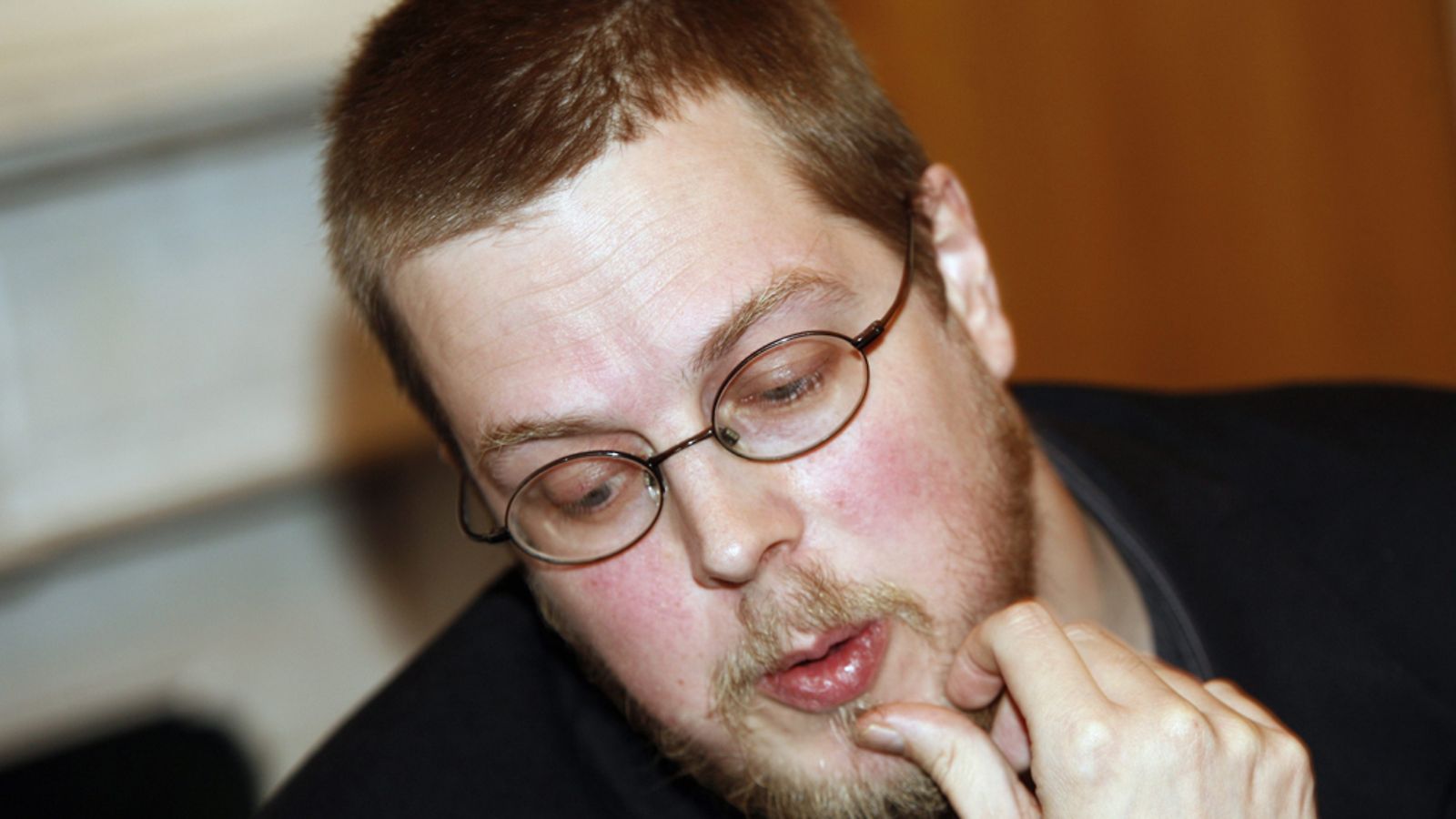 Kirjailija Tuomas Kyrö palkittiin.