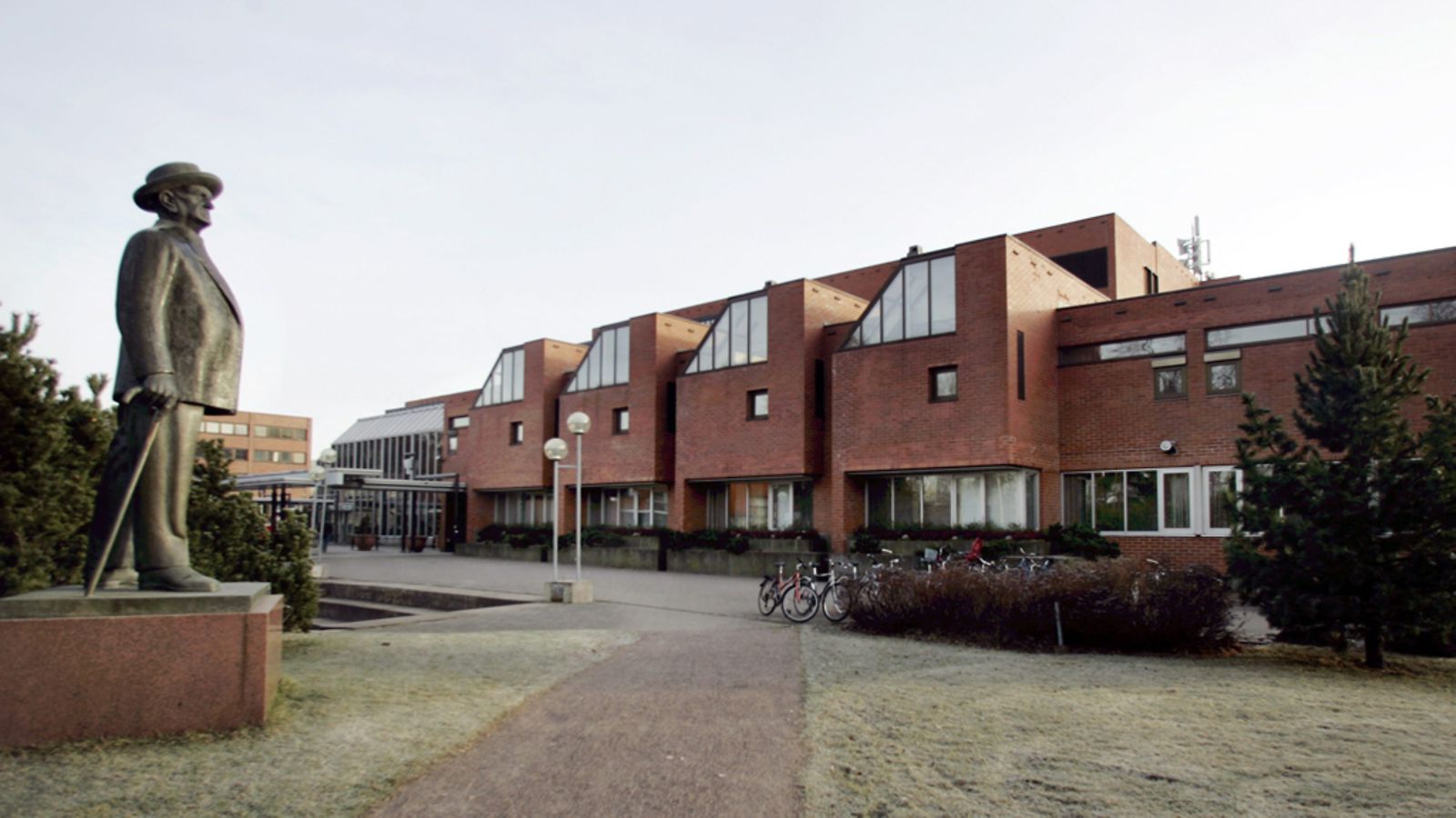 Järvenpään konserttitalon edustalla on itseoikeutetusti säveltäjä Jean Sibeliuksen patsas. Kuva: Lehtikuva
