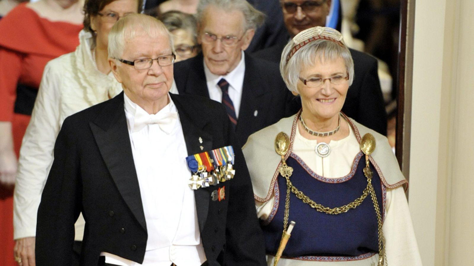 Opetusneuvos Antti Henttonen ja Anja Suursalo-Henttonen saapuivat ensimmäisinä itsenäisyyspäivän vastaanotolle Presidentinlinnassa Helsingissä 6. joulukuuta 2011. Kuva: Lehtikuva