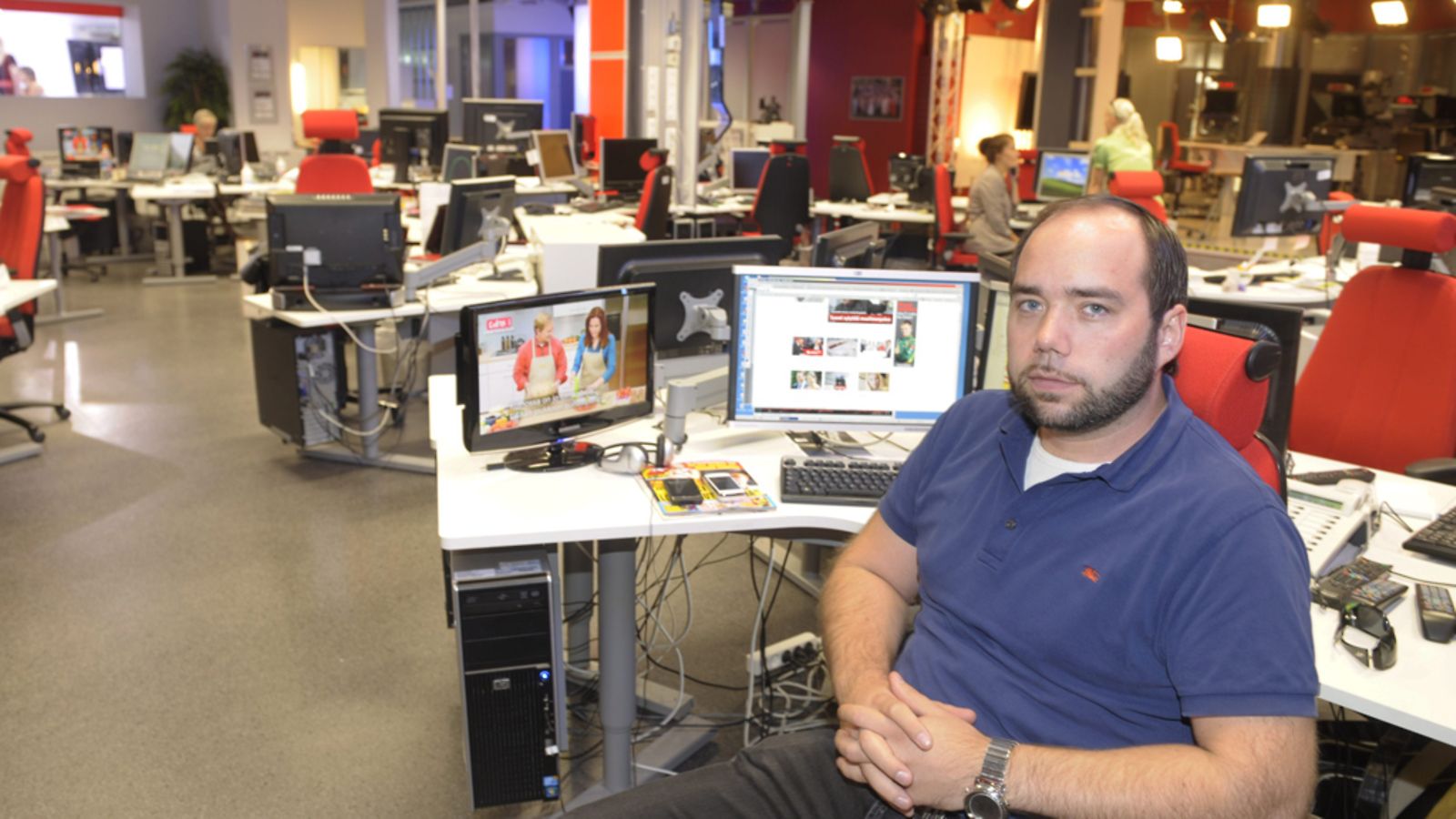 Tuottaja Mikko Niimes MTV3:n uutistoimituksessa Pasilassa Helsingissä.