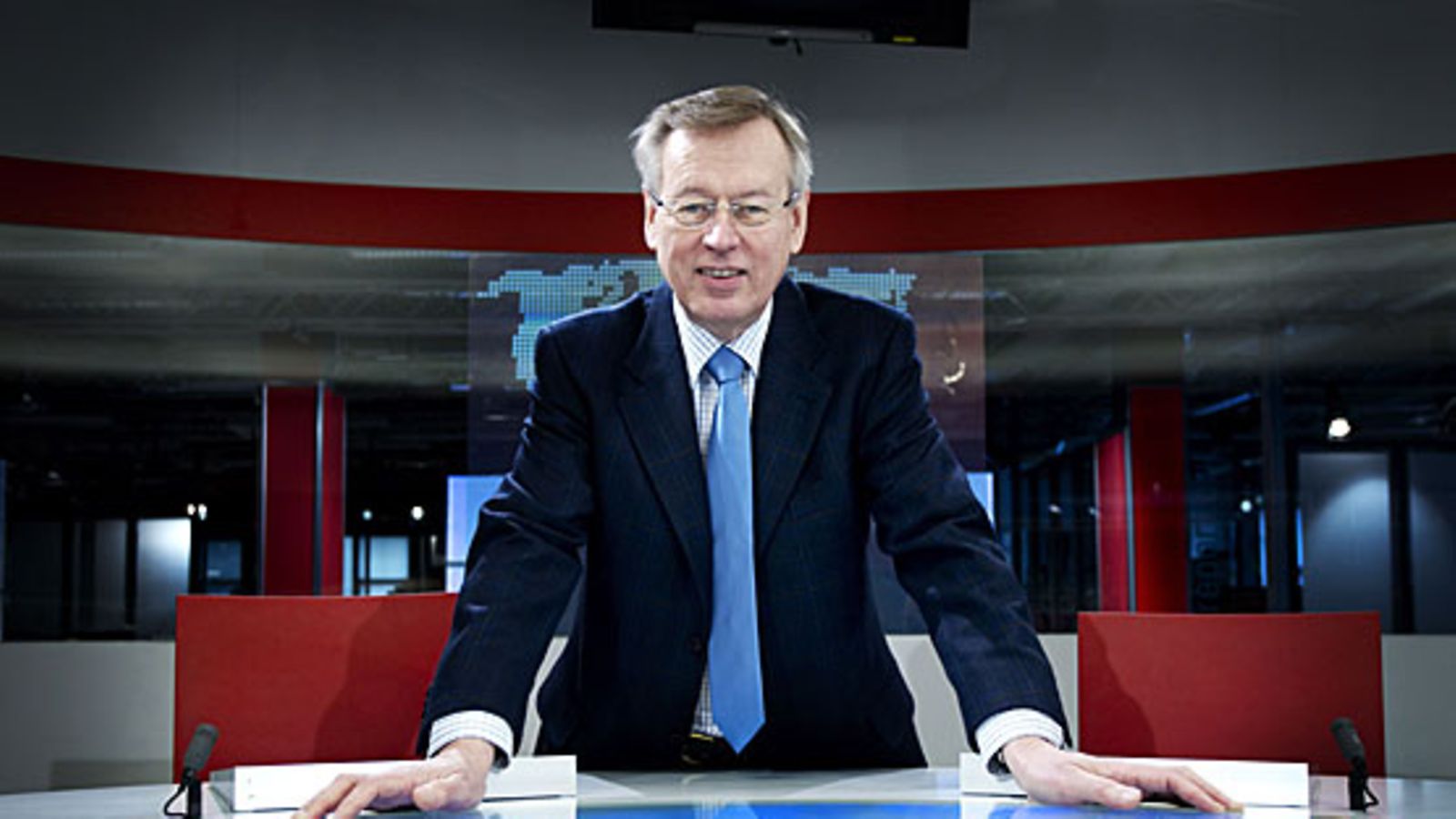 MTV3:n uutisten lukija Urpo Martikainen kuvattiin Maikkarin uutisstudiossa 9. huhtikuuta 2010. (LEHTIKUVA)