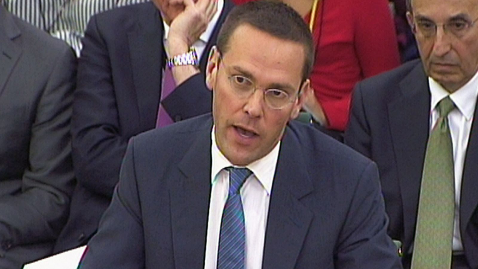 James Murdoch parlamentin kuulemisessa Lontossa.