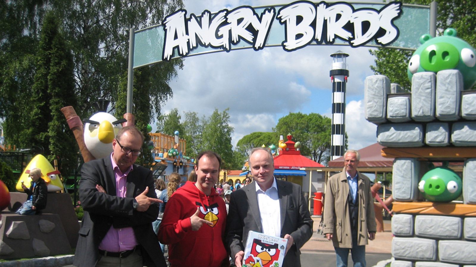 Särkänniemen Angry Birds Land. Vasemmalla Särkänniemen toimitusjohtaja Miikka Seppälä, keskellä Rovion markkinointipäällikkö Peter Vesterbacka ja oikealla peliyhtiö Tacticin toimitusjohtaja Markku Heljakka.