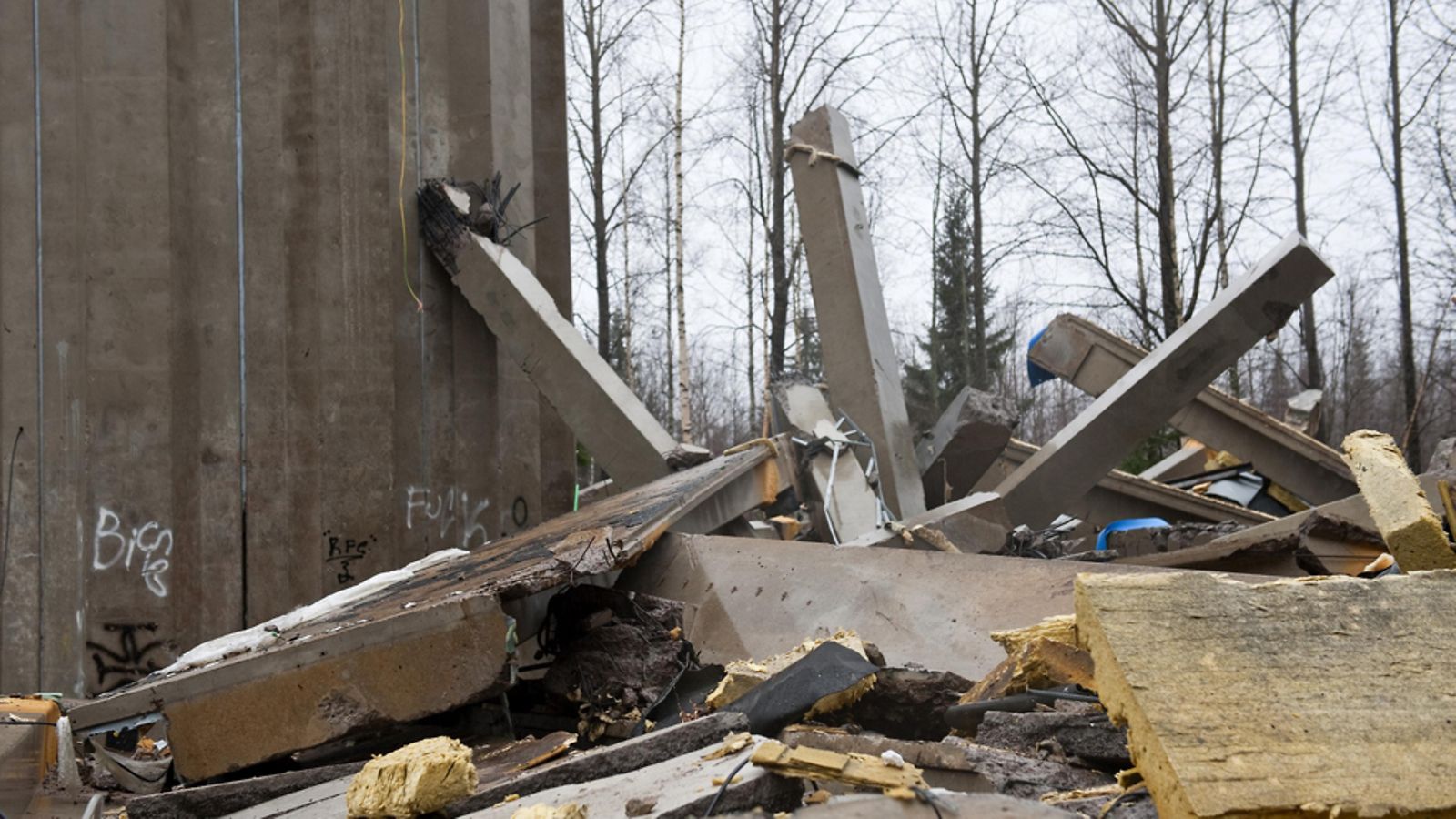 Vesitornin romahtaminen on katkaissut vedentulon osassa Jyväskylää. Kangasvuoren vesitornin betoninen ylävesisäiliö romahti maahan lauantaiaamuna 3. marraskuuta 2012 aamulla kello kuuden jälkeen. Yläosan jäänteitä vesitornin juurella romahduksen jälkeen Kangasvuorella Jyväskylässä lauantaina.
