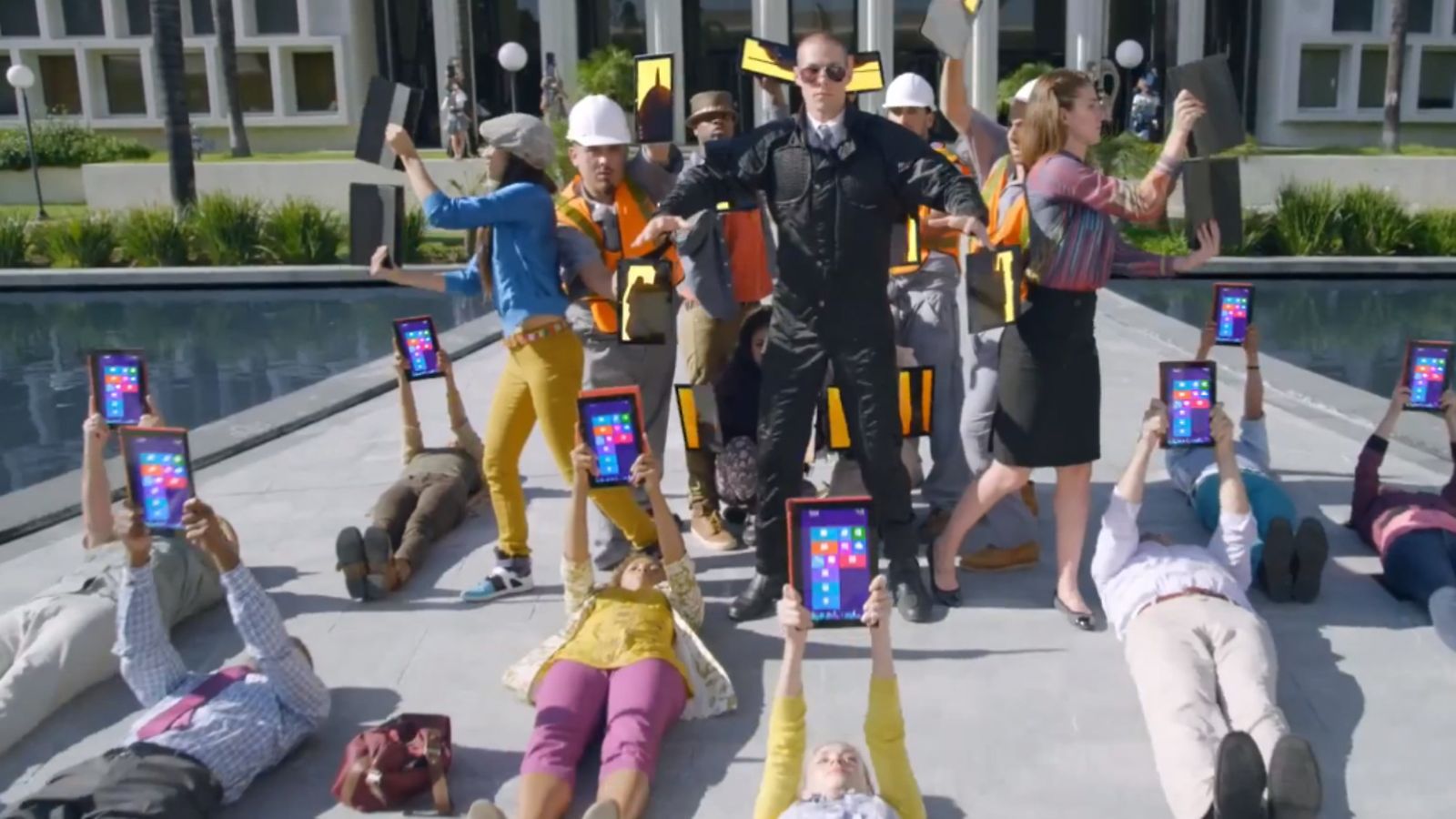 Microsoftin Surface-tabletin mainosvideo YouTubessa.
