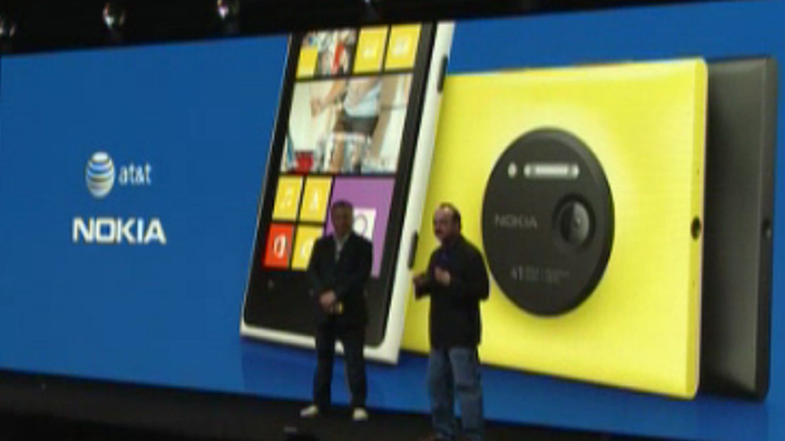 AT&T kehuu uutta Lumia 1020 -puhelinta.
