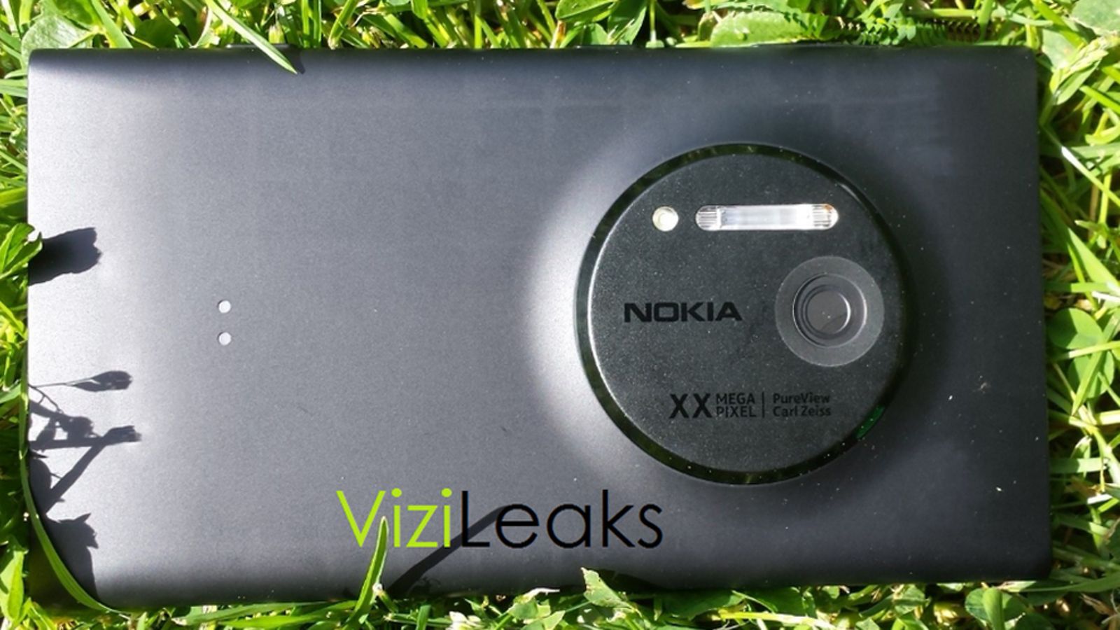 Nokian väitetty EOS/Lumia 950 -kamerapuhelin. Kuvakaappaus Twitteristä/@ViziLeaks