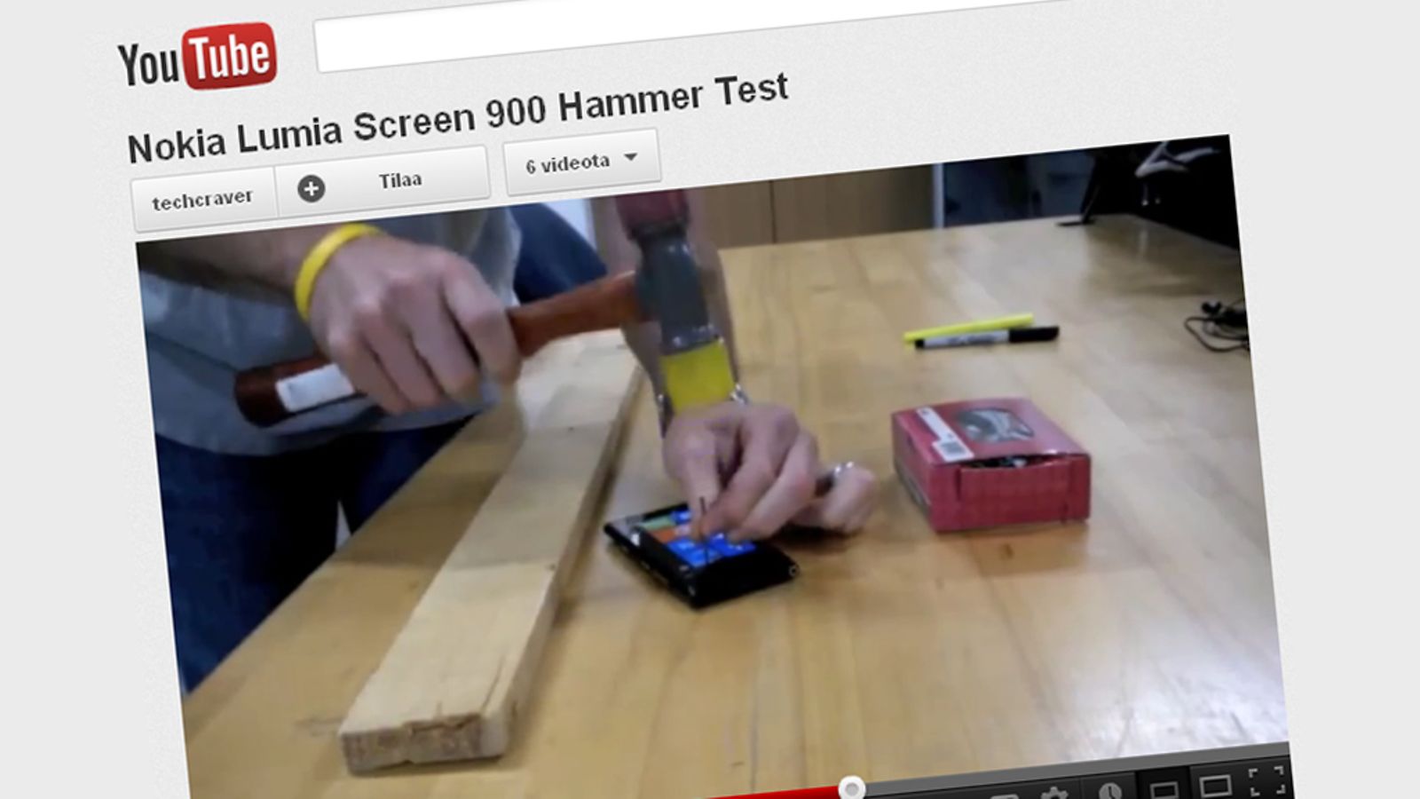 Lumia 900 -kännykkä vasaratestissä. Kuvakaappaus YouTubesta.