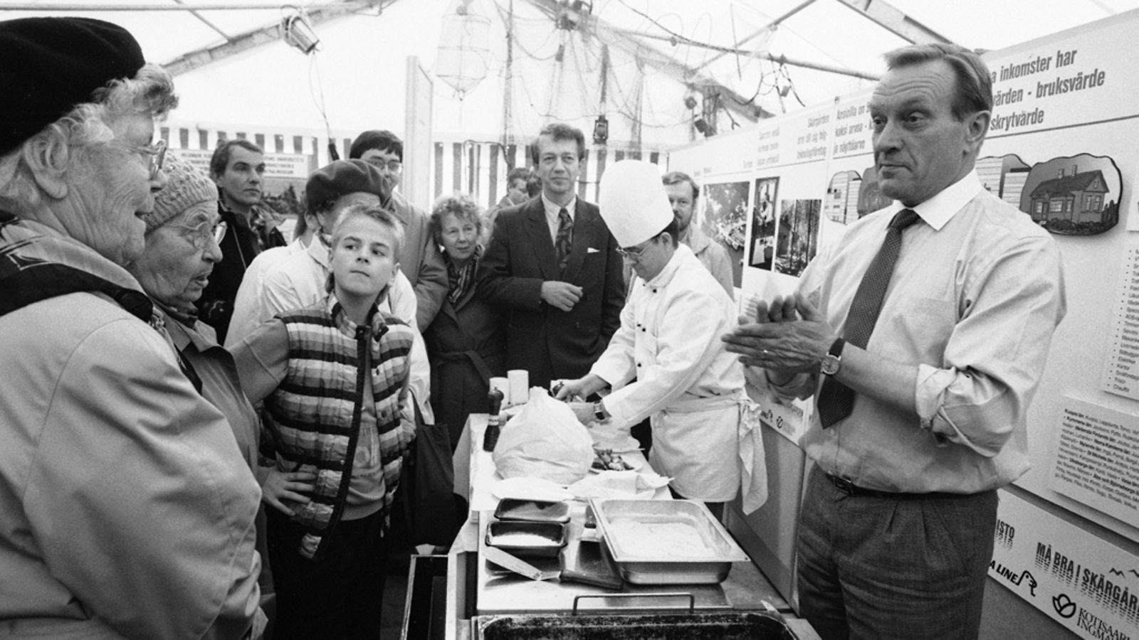 19901005 HELSINKI: Harri Holkeri paistamassa ja syömässä silakkaa saaristokuntien PR-kampanjateltassa Kauppatorilla, kampanja "Hyvän elämän saaristo".