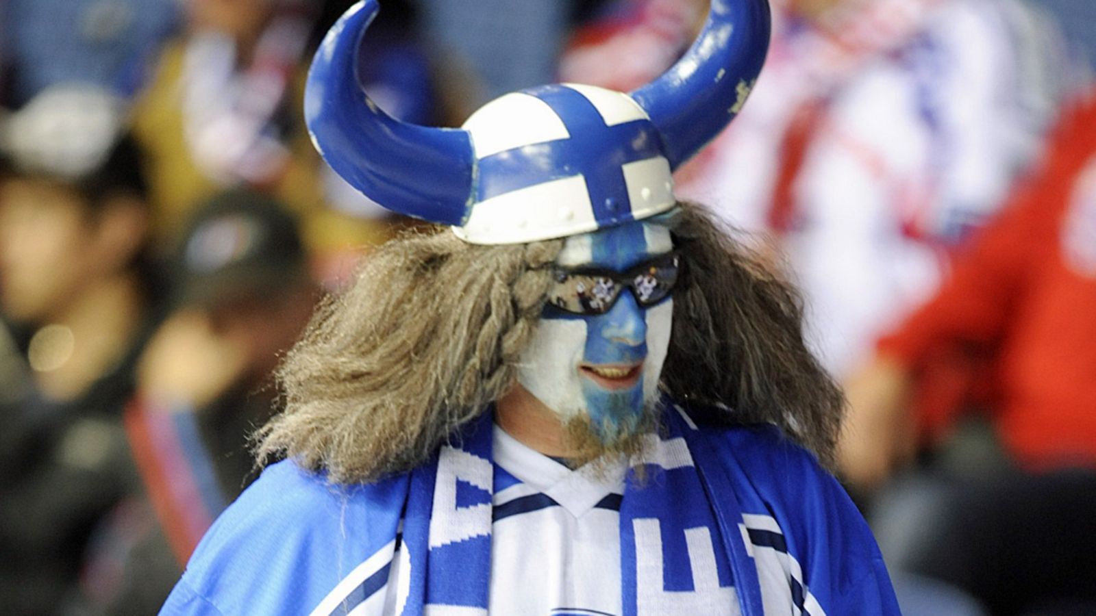 Suomifani katsomossa jääkiekon MM-kisojen alkulohkon D päätösottelussa Suomi - Tsekki Ondrej Nepala stadionilla Bratislavassa, 4. toukokuuta 2011.