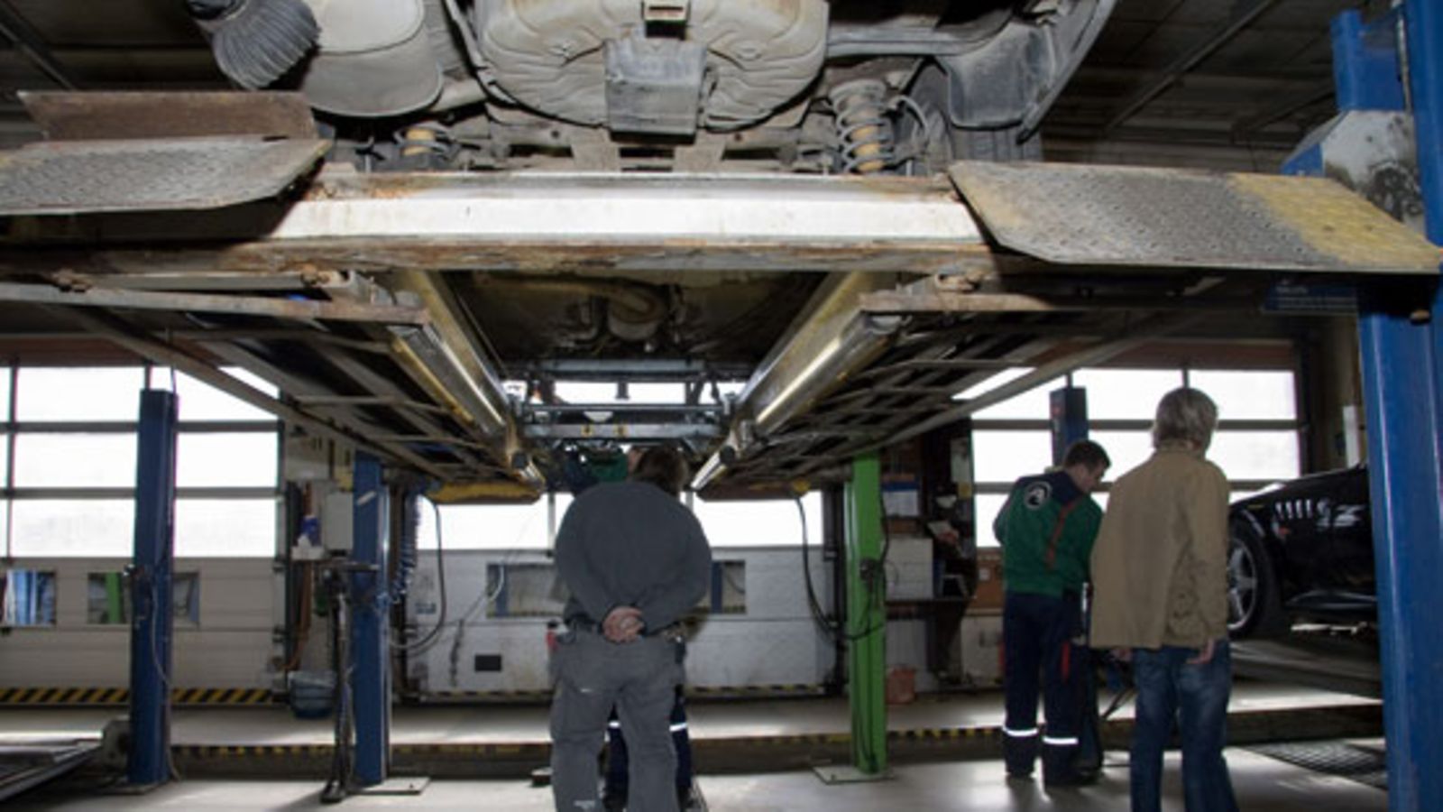 Henkilöautojen katsastusta A-katsastuksen tiloissa Espoossa 14.huhtikuuta 2008. (Lehtikuva)