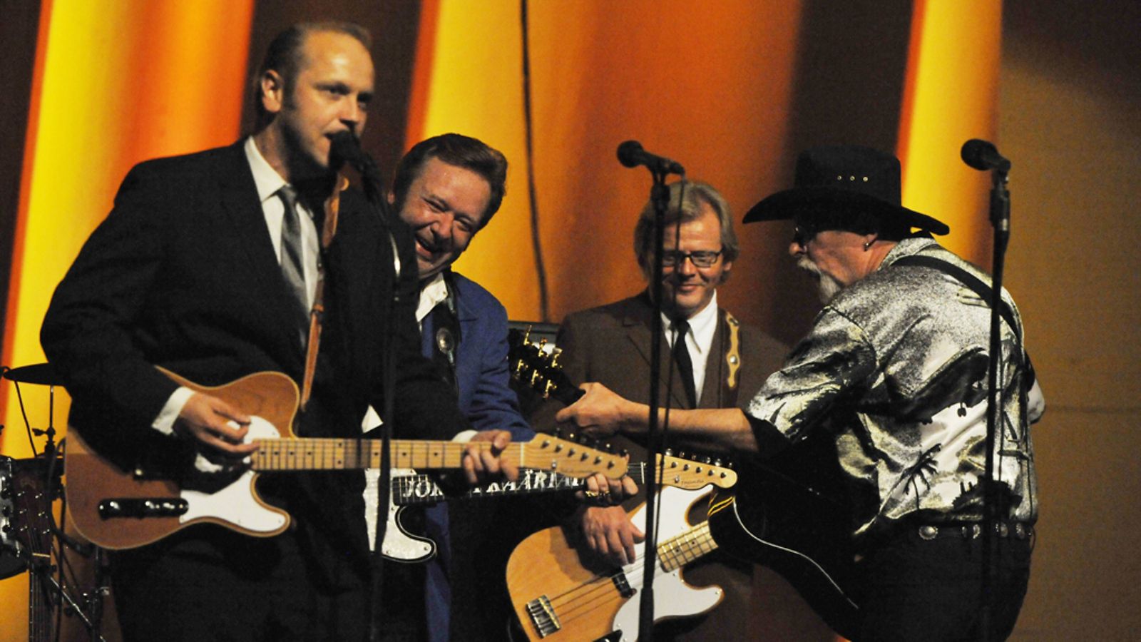 Agentsin Vesa Haaja (vas.), Jorma Kääriäinen, basisti Kai Pulliainen ja Topi Sorsakoski lavalla Agentsin konsertissa Helsingin Kulttuuritalolla 31. elokuuta 2009.