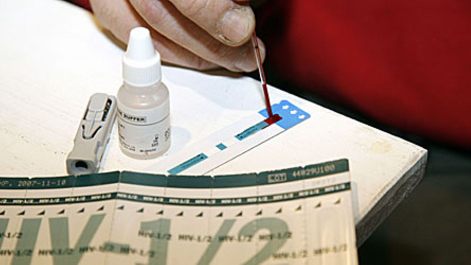 Huumeidenkäyttäjän HIV-pikatestausta. Kuva: Lehtikuva