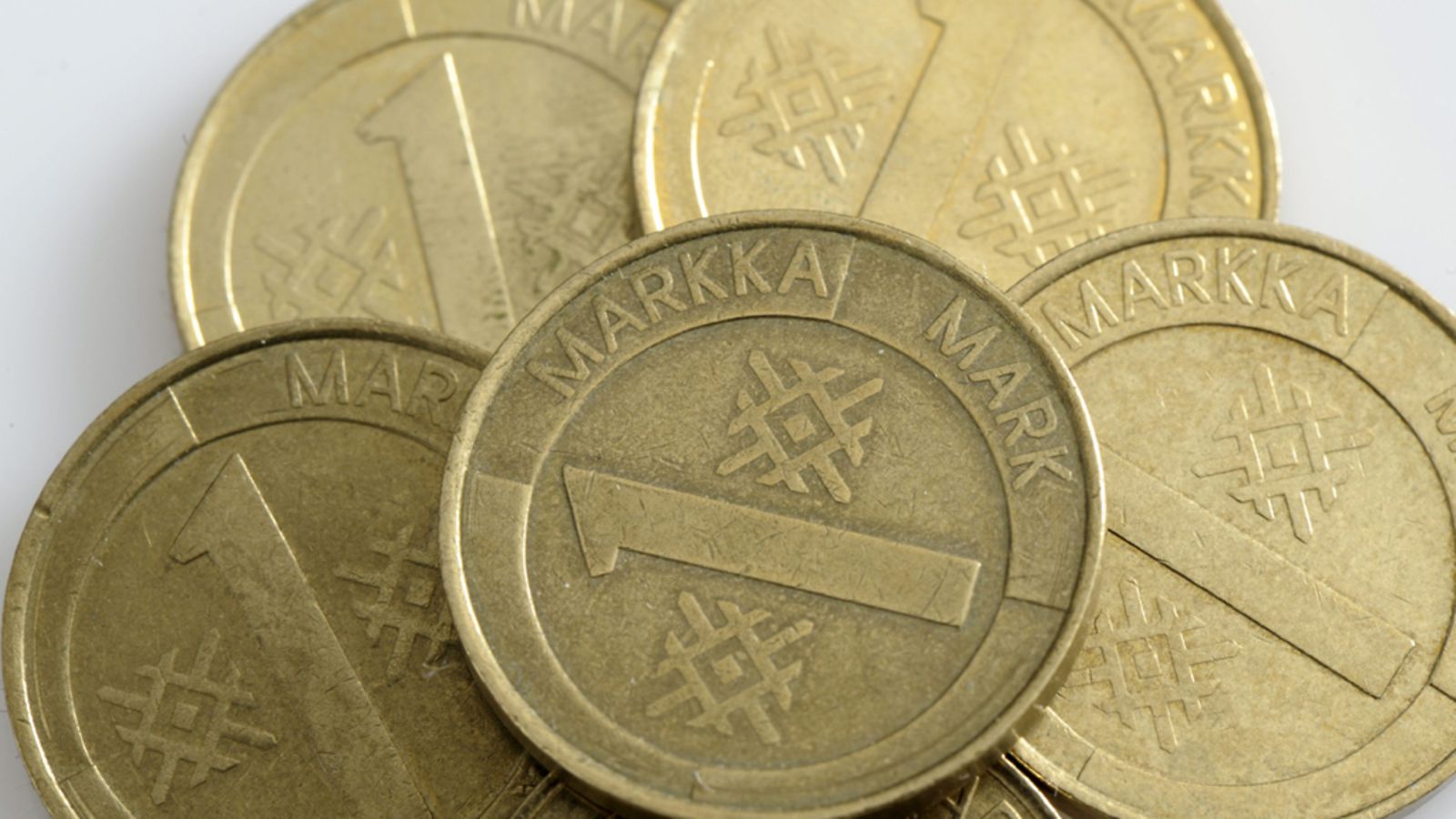 Suomen markka ja euro.