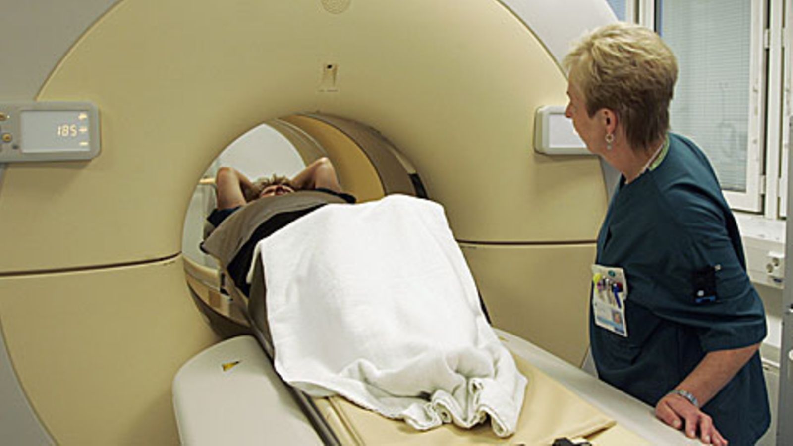 HYKS:n ensimmäisellä PET-CT -kuvantamislaitteella tutkitaan mm.syövän levinneisyyttä. Kuva: Lehtikuva