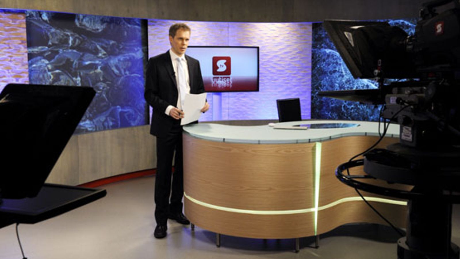 SuomiTV:n uutisstudio ja uutisankkuri Jussi Hanhivaara 22. maaliskuuta 2010 Keravalla.