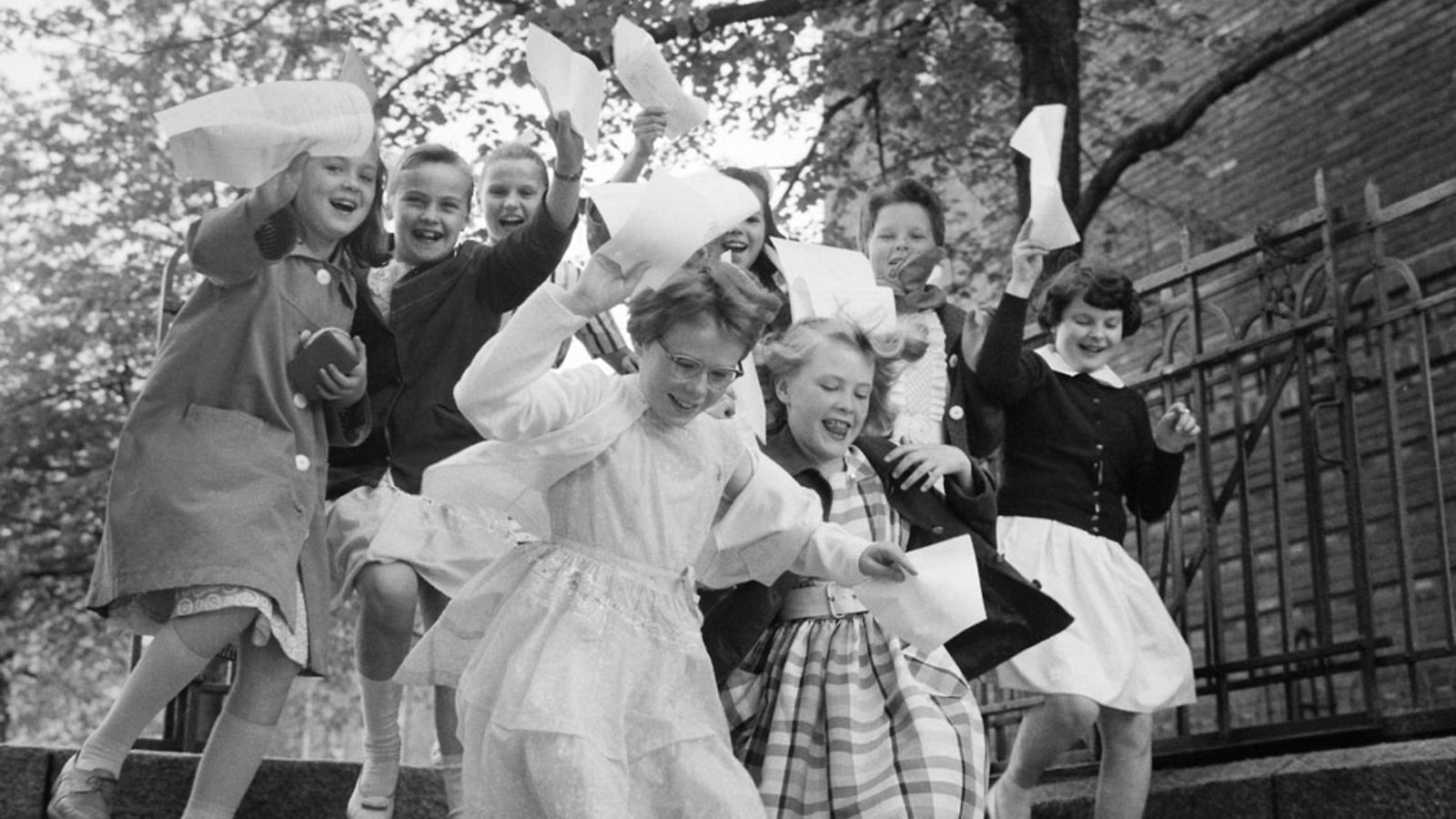 Kevätlukukausi Tehtaankadun kansakoulussa päättyy toukokuun lopussa 1960. Koulutodistukset on jaettu, tytöt kirmaavat kesälomalle.
